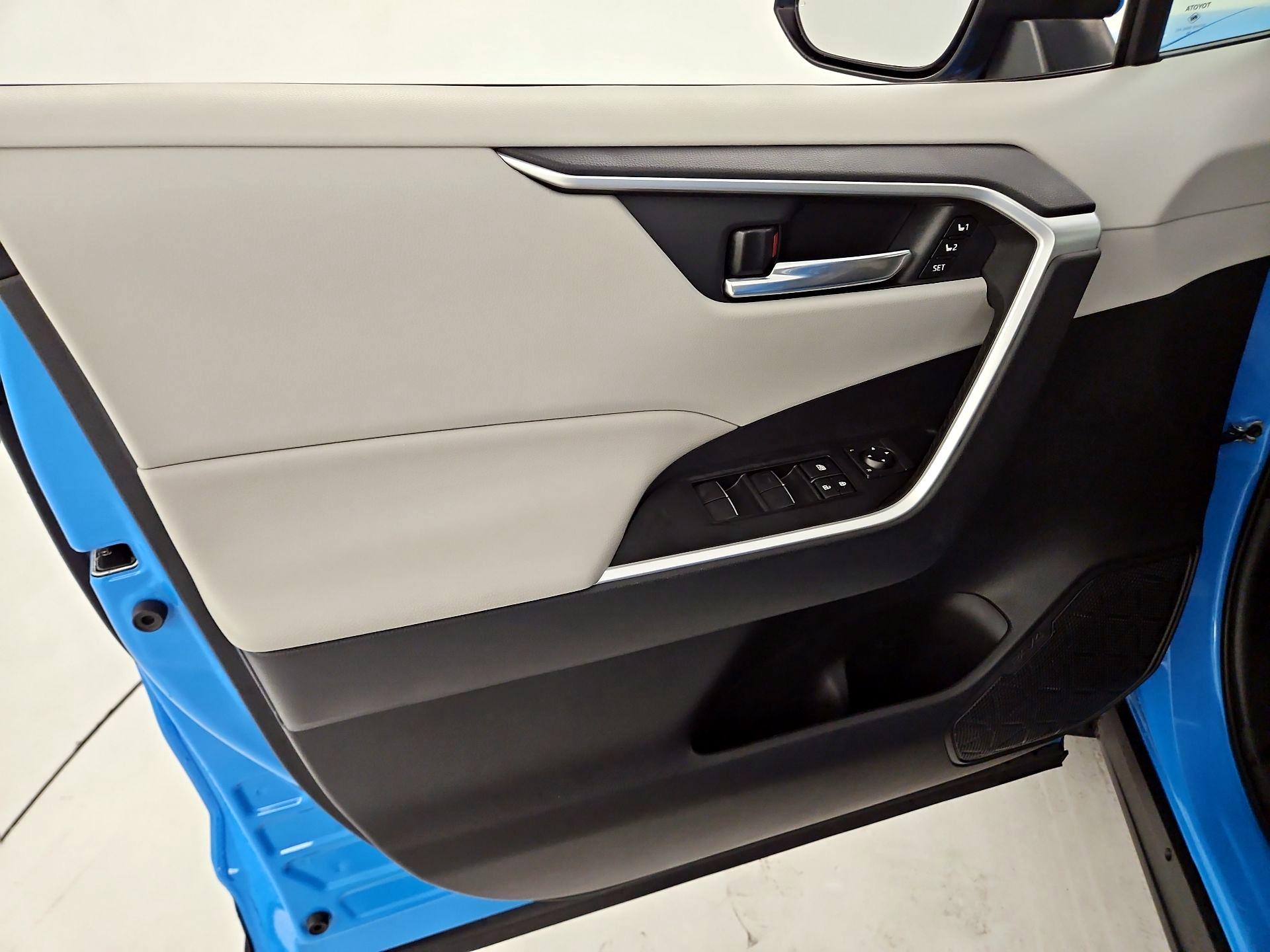 Thumbnail: 2019 Toyota RAV4 - 10