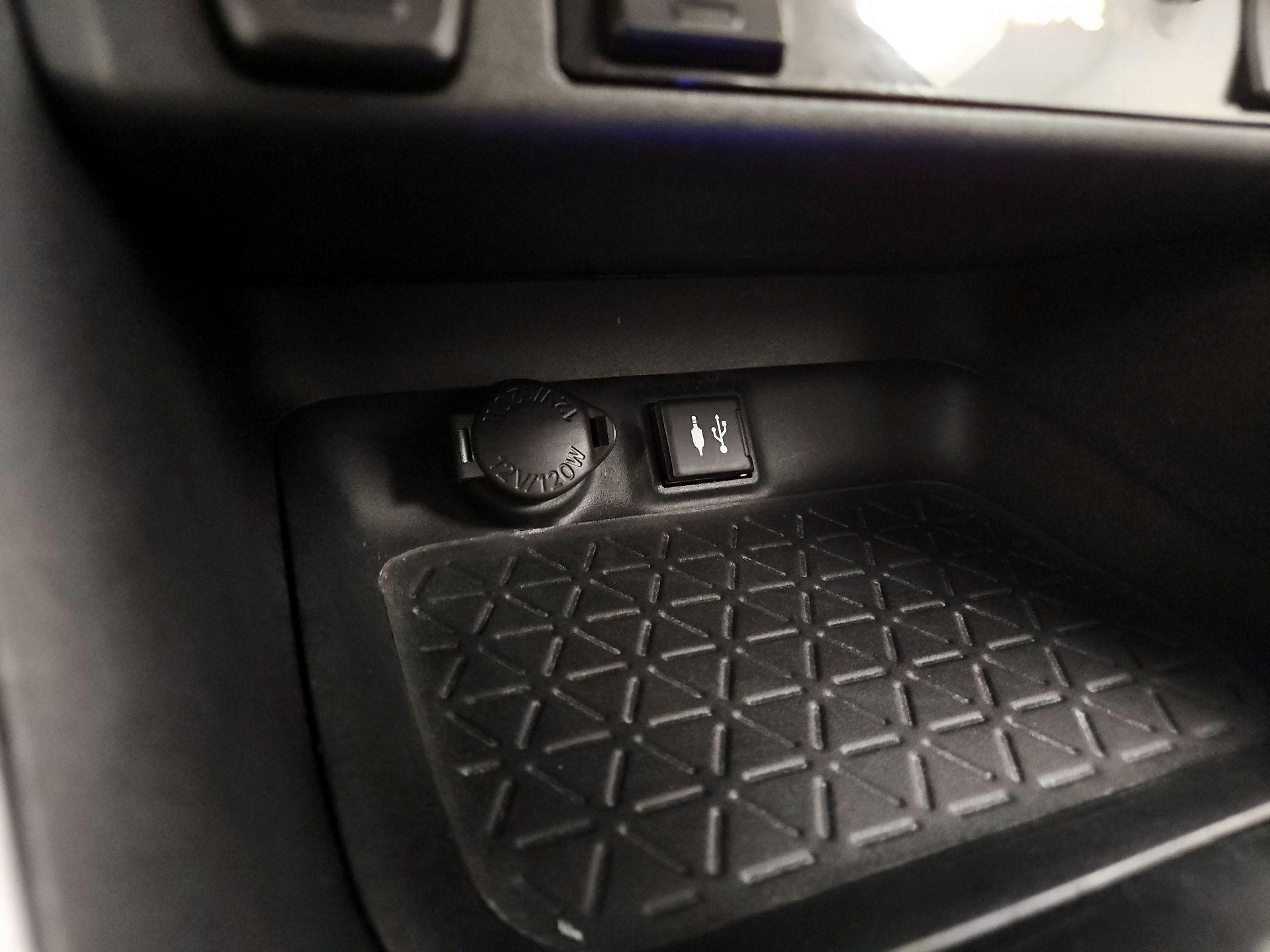 Thumbnail: 2019 Toyota RAV4 - 16