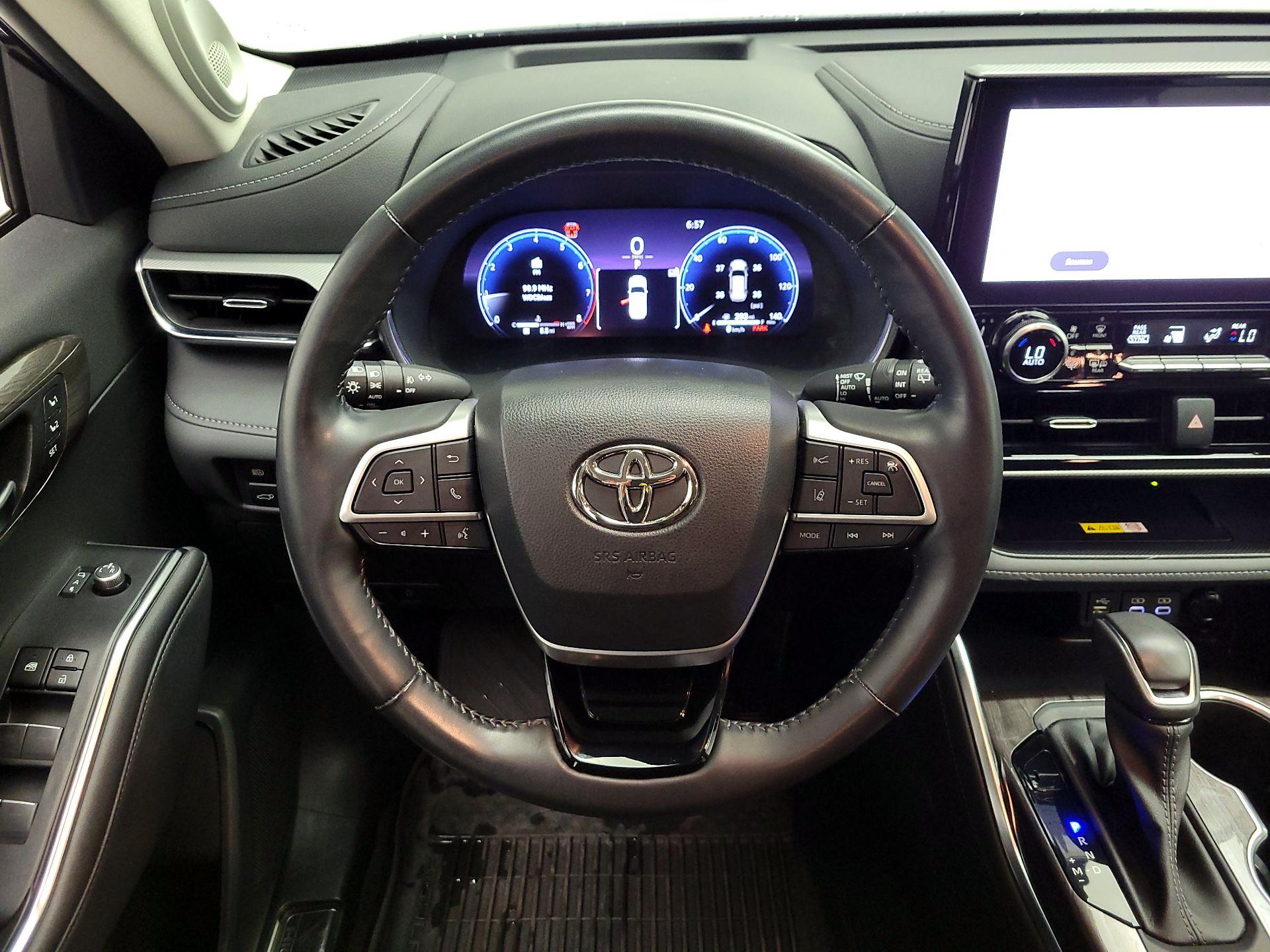 Thumbnail: 2023 Toyota Highlander - 10