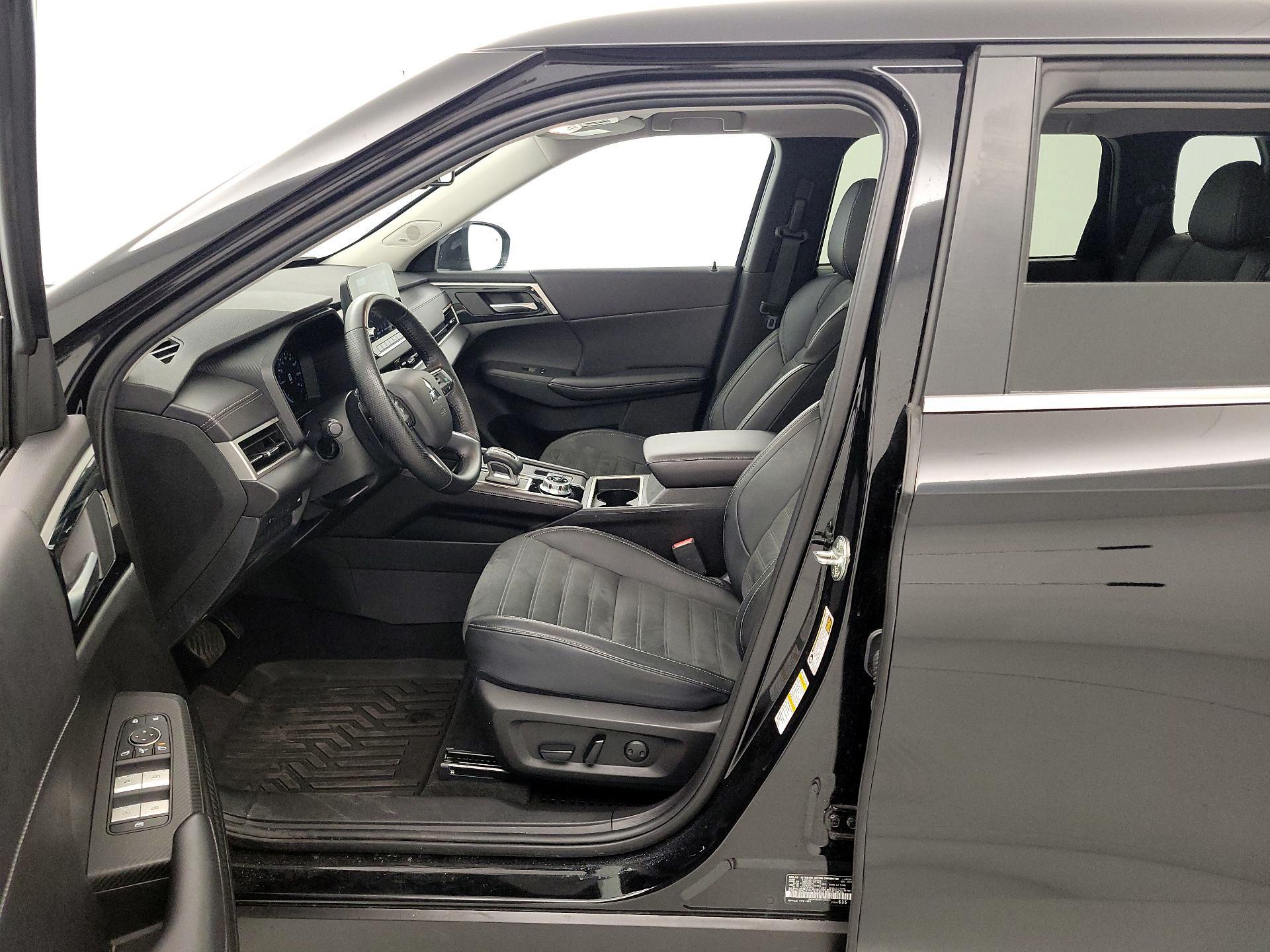 Thumbnail: 2024 Mitsubishi Outlander - 11