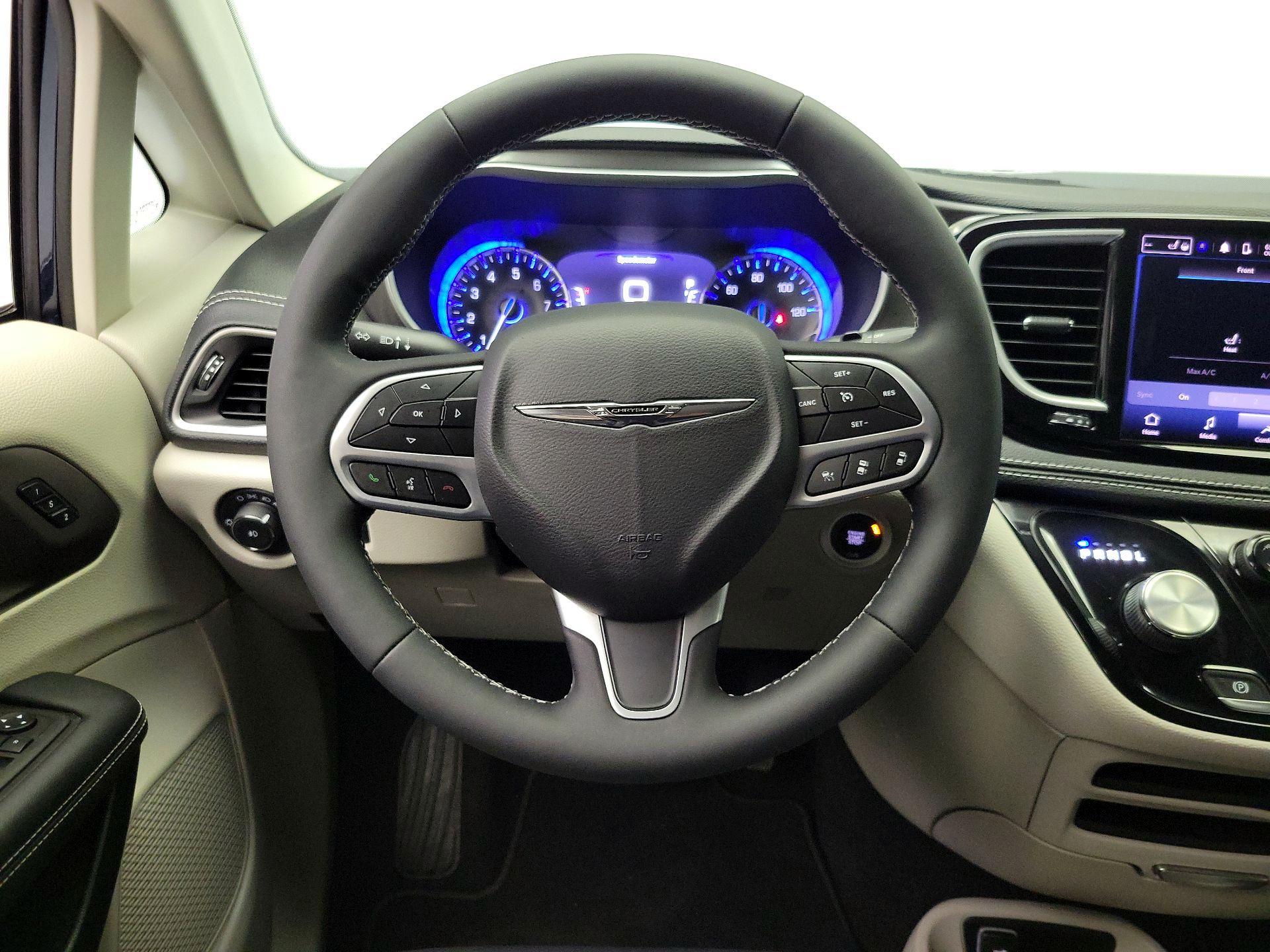 Thumbnail: 2023 Chrysler Pacifica - 10