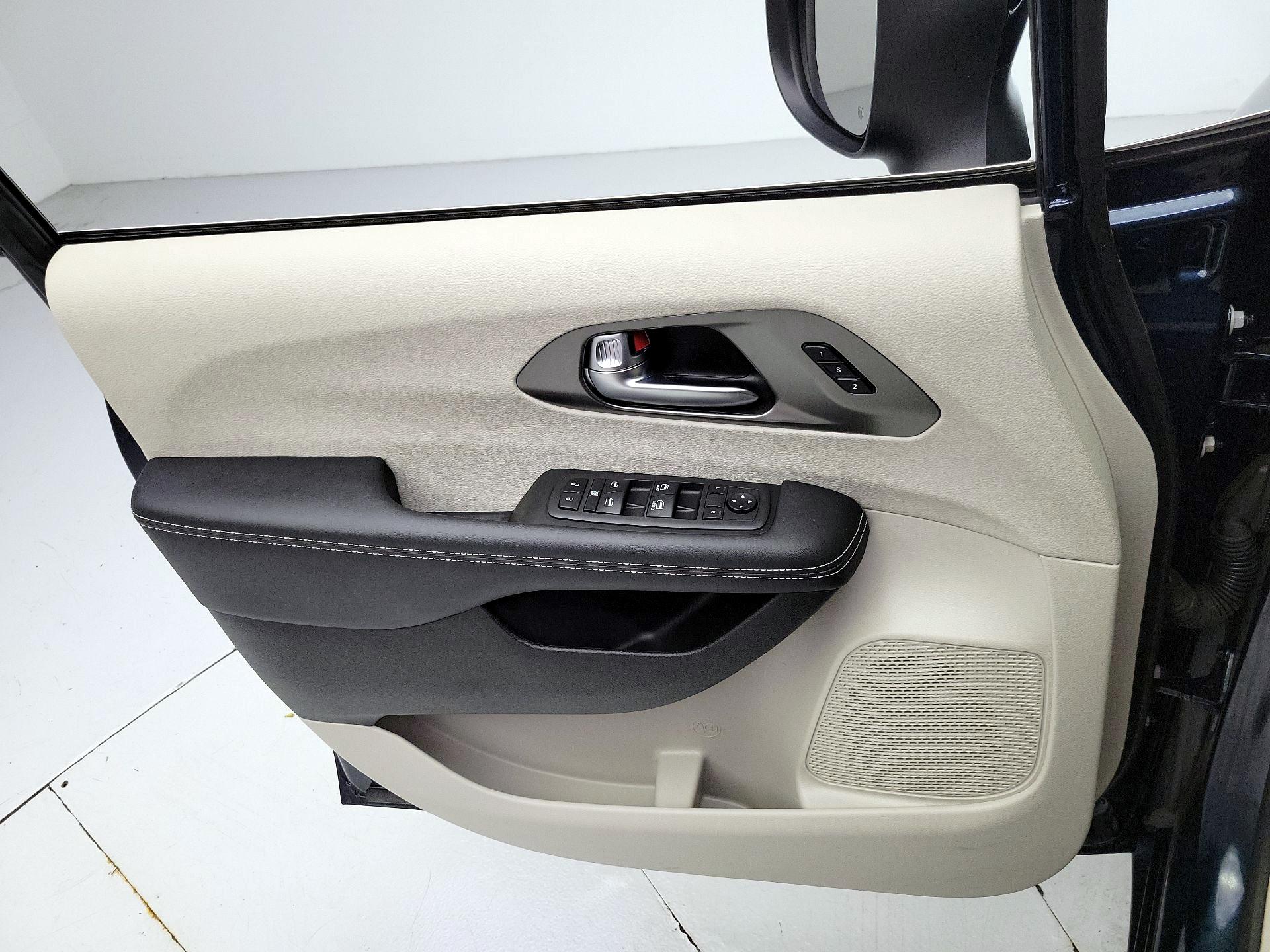 Thumbnail: 2023 Chrysler Pacifica - 12
