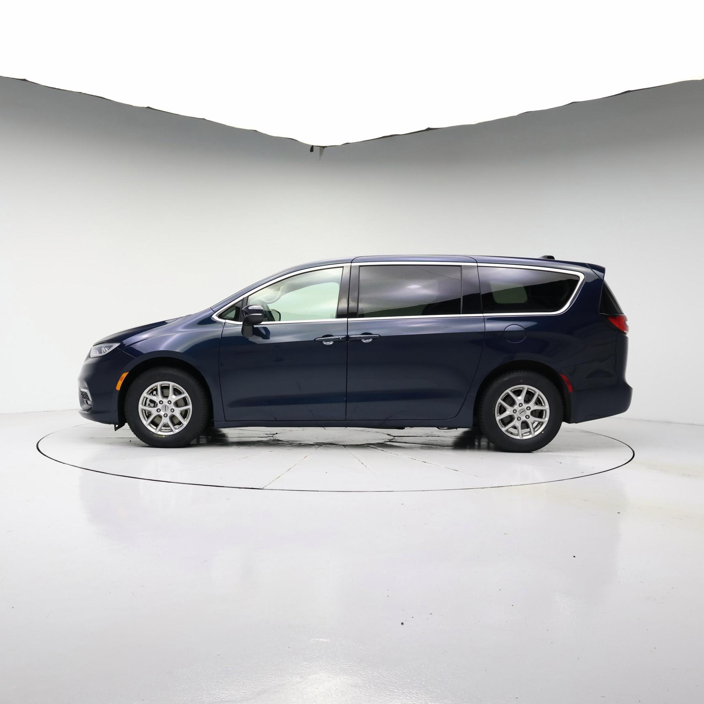 Thumbnail: 2023 Chrysler Pacifica - 3