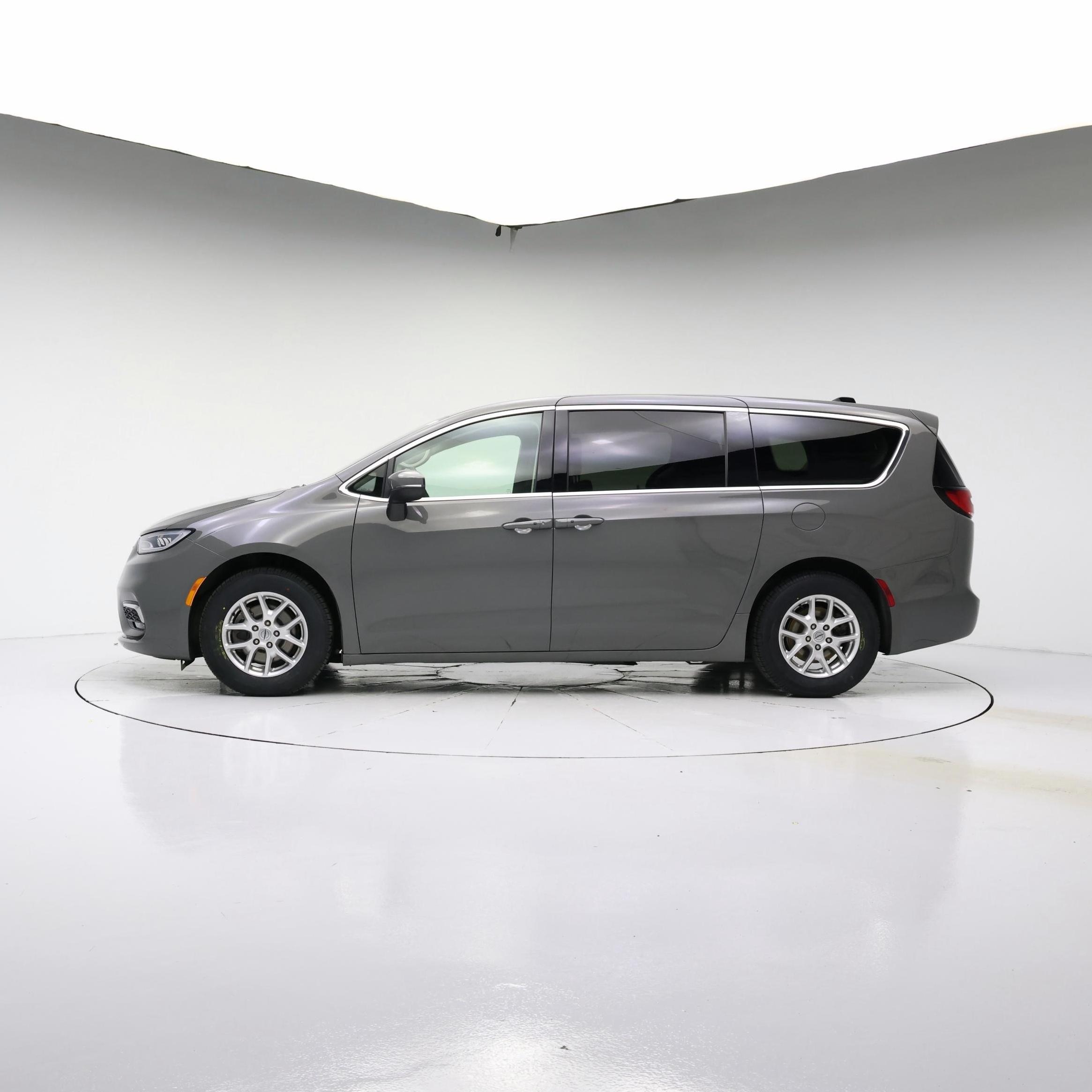 Thumbnail: 2023 Chrysler Pacifica - 3