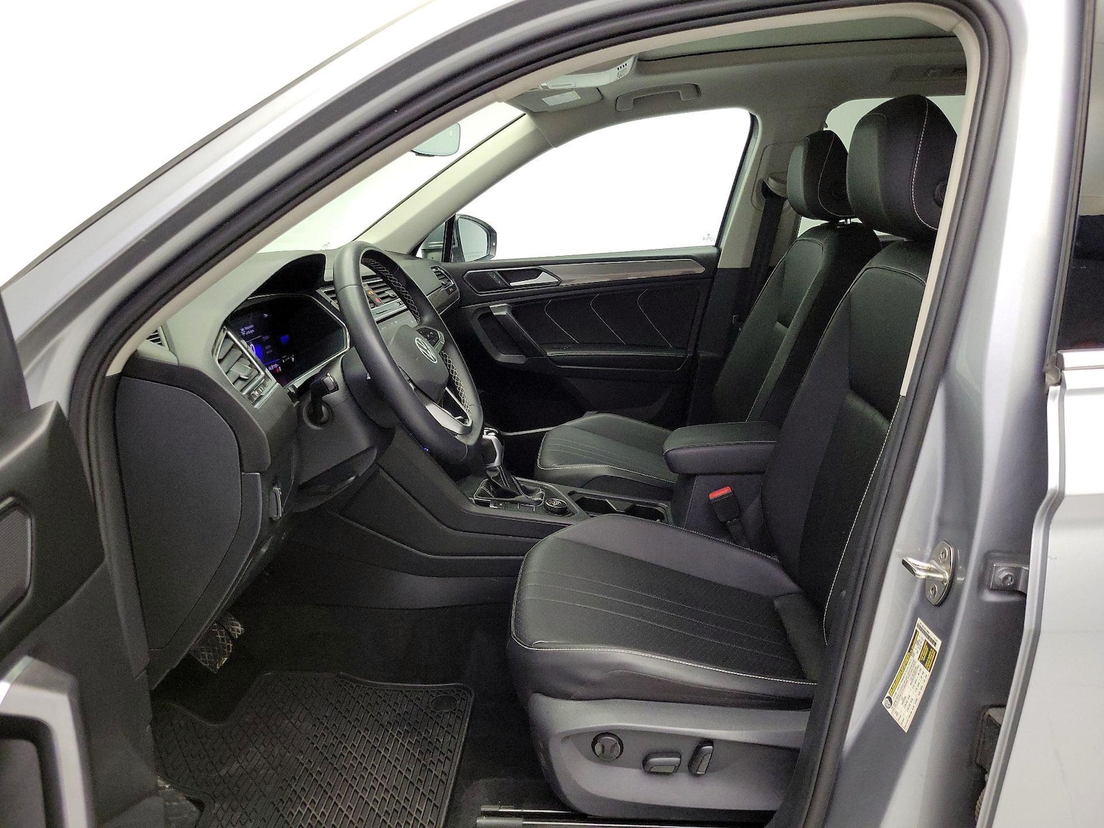 2023 Volkswagen Tiguan SE - Photo 12