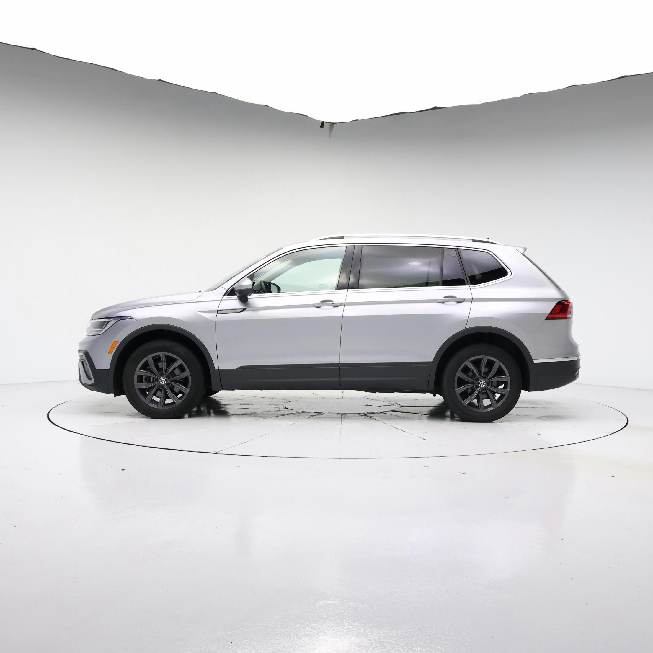 Thumbnail: 2023 Volkswagen Tiguan - 3