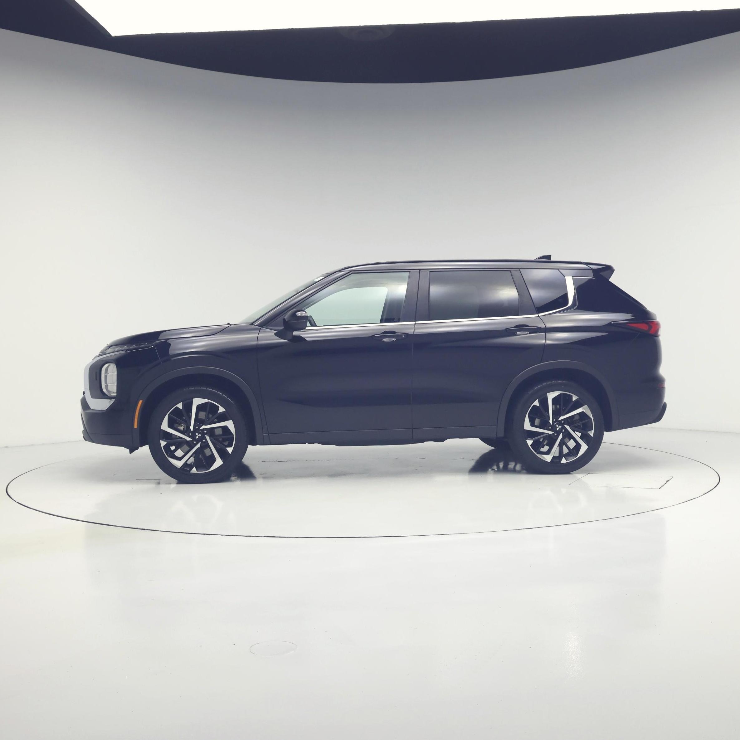 Thumbnail: 2022 Mitsubishi Outlander - 3