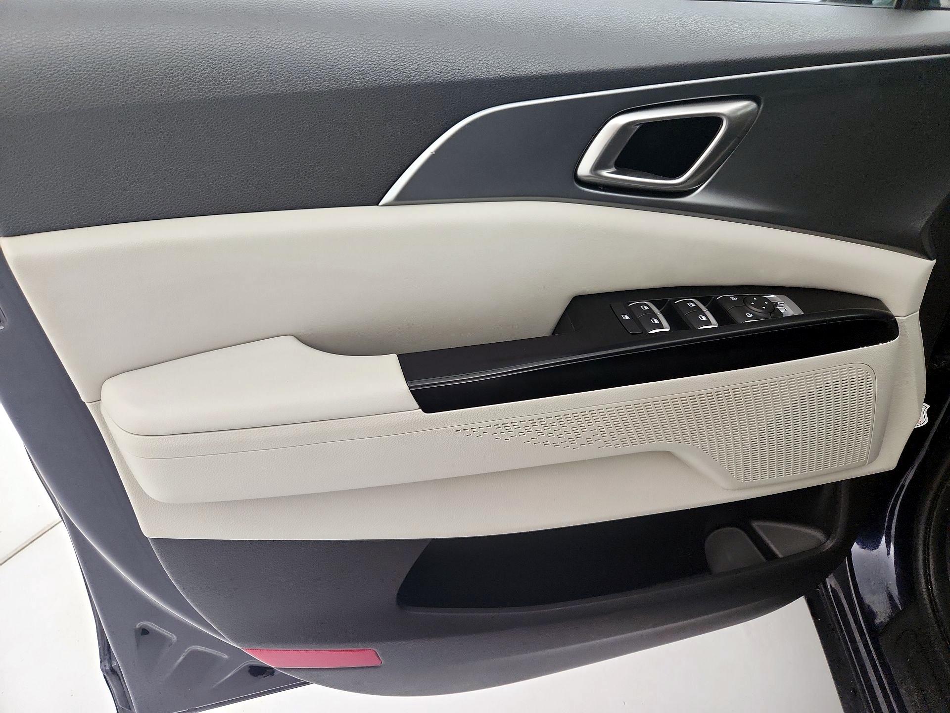Thumbnail: 2023 Kia Carnival - 12