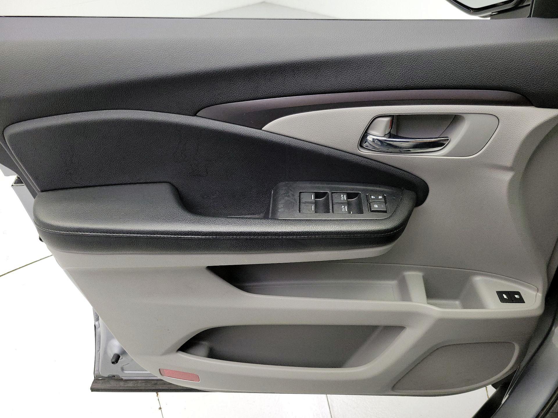 Thumbnail: 2017 Honda Pilot - 12