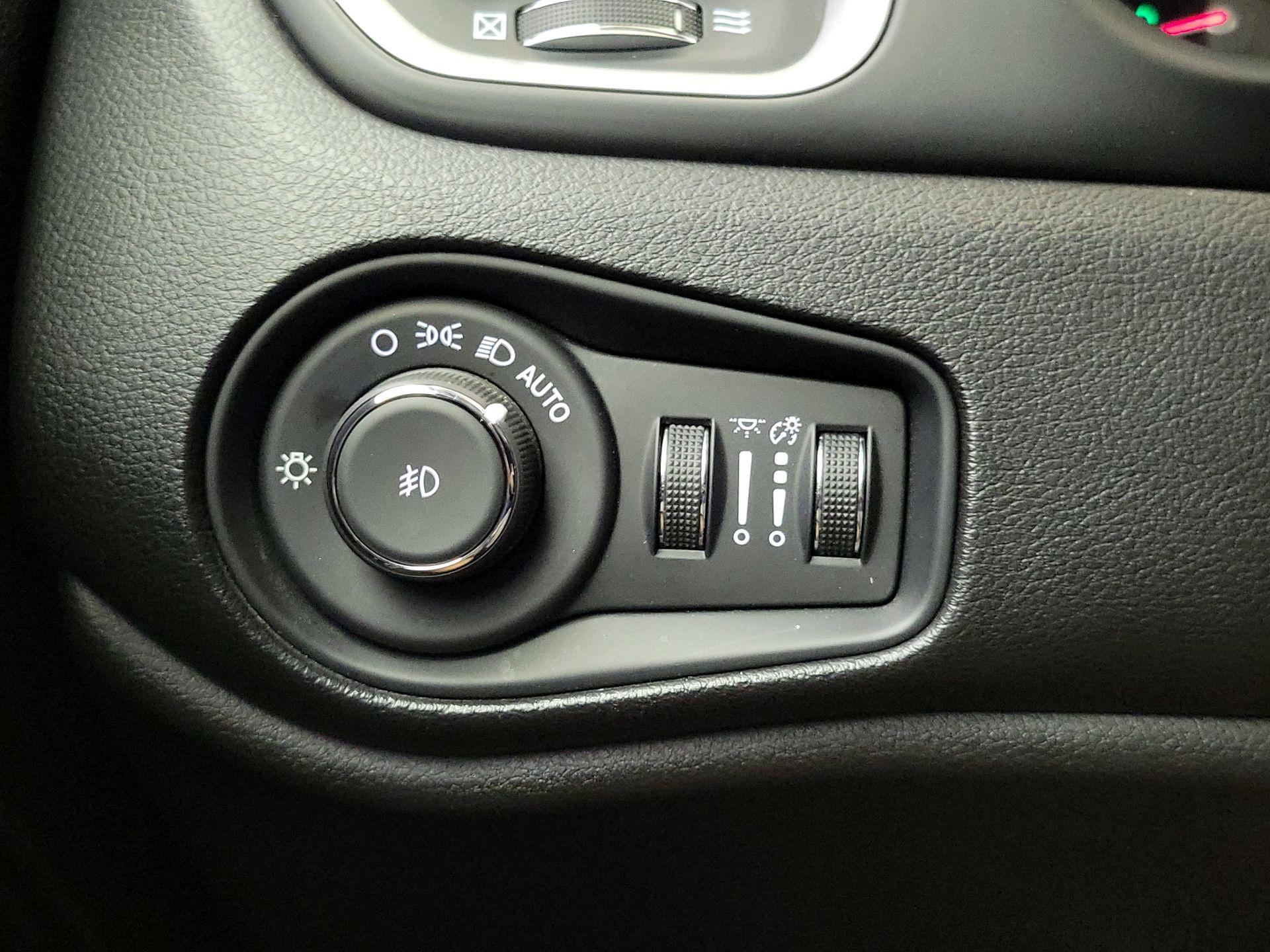 Thumbnail: 2020 Jeep Renegade - 13