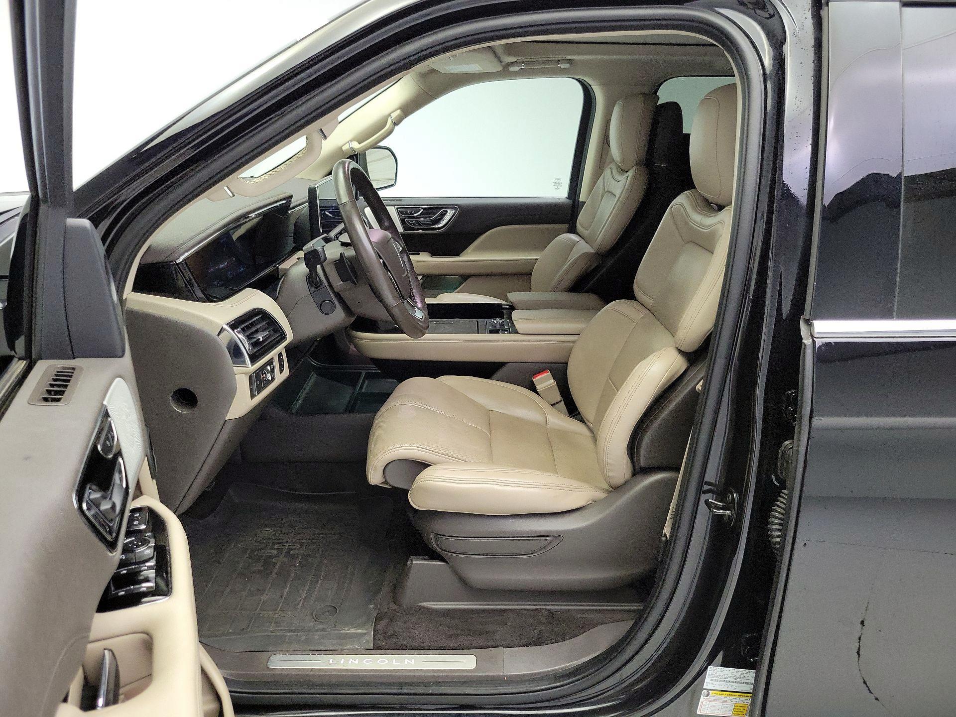 Thumbnail: 2022 Lincoln Navigator L - 11