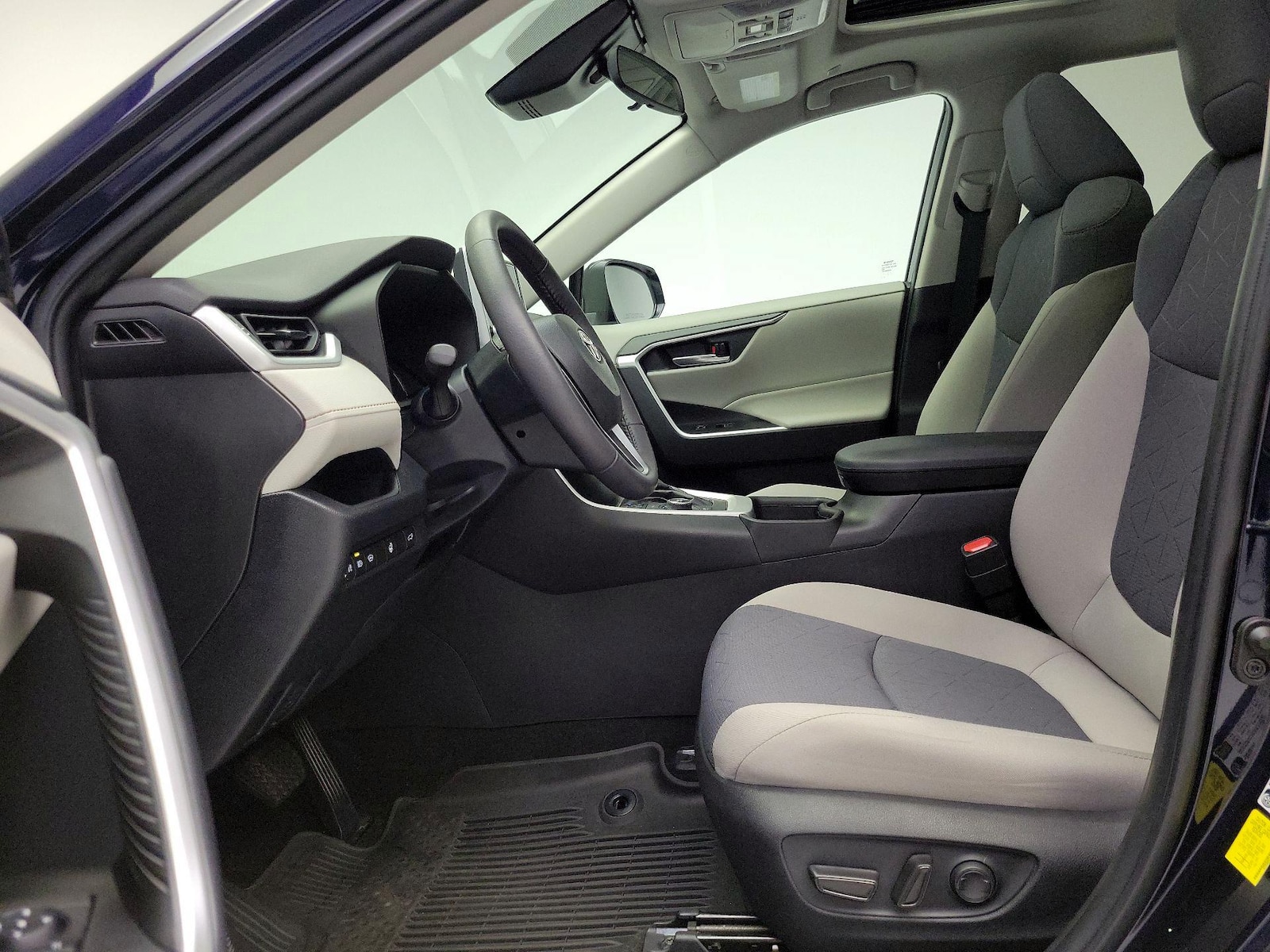 2023 Toyota RAV4 XLE - Photo 12