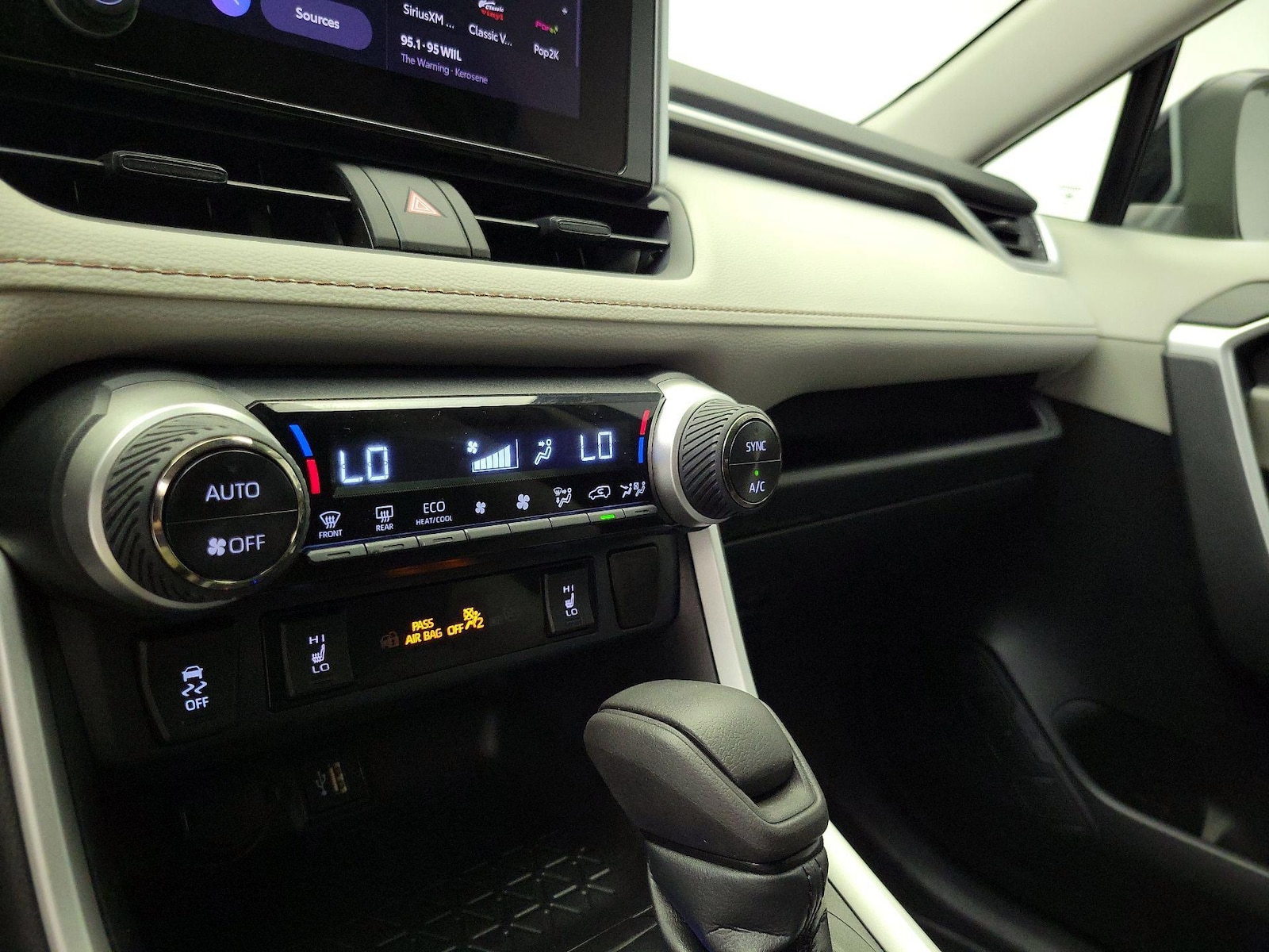 2023 Toyota RAV4 XLE - Photo 17