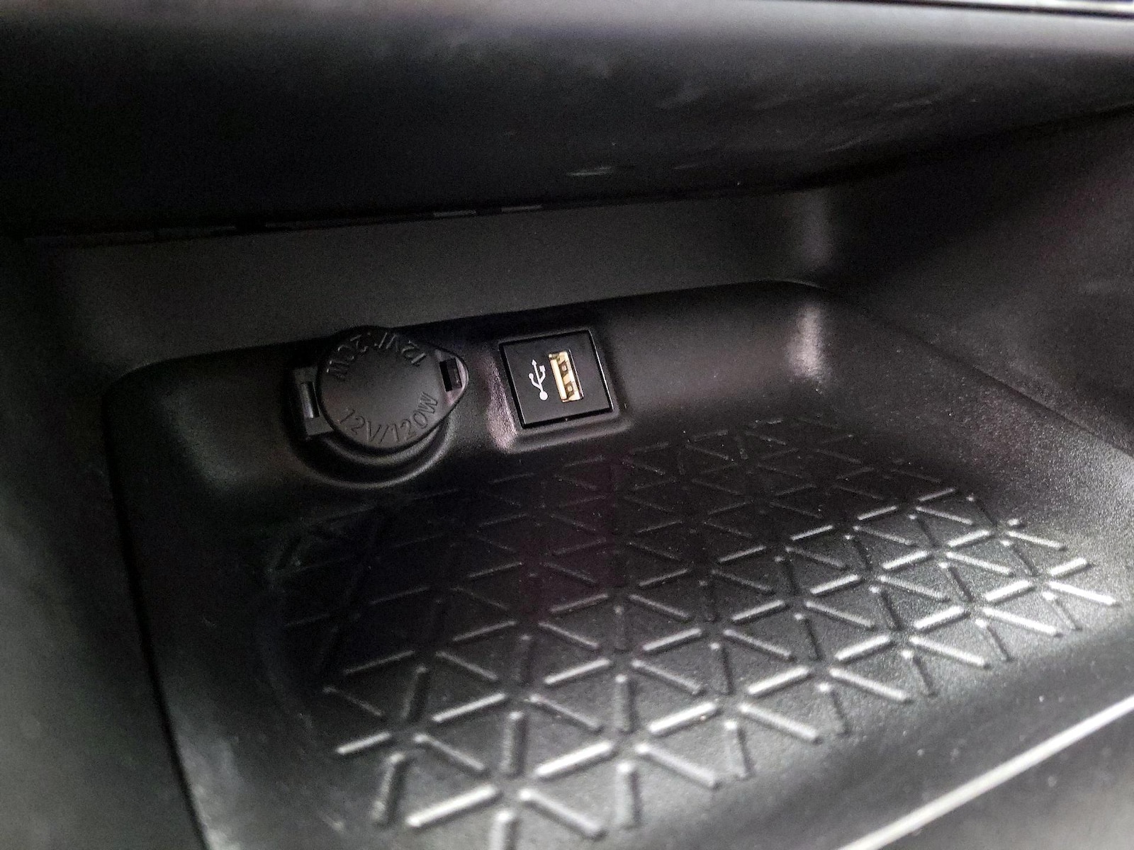 2023 Toyota RAV4 XLE - Photo 19