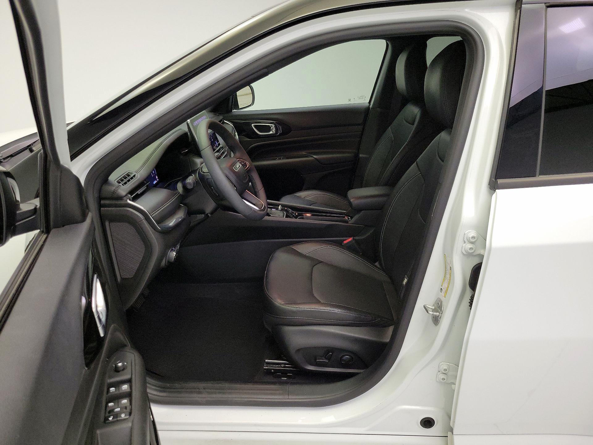 Thumbnail: 2023 Jeep Compass - 11