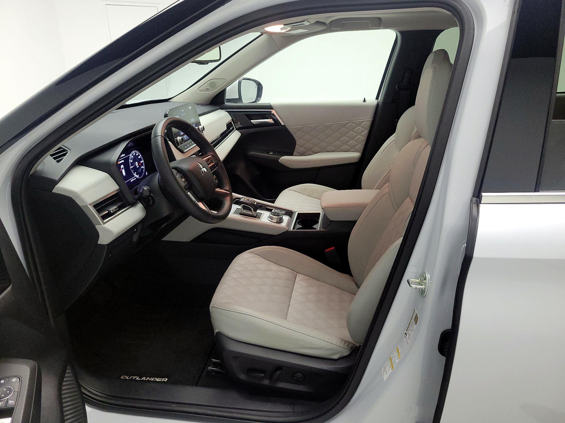 Thumbnail: 2024 Mitsubishi Outlander - 11