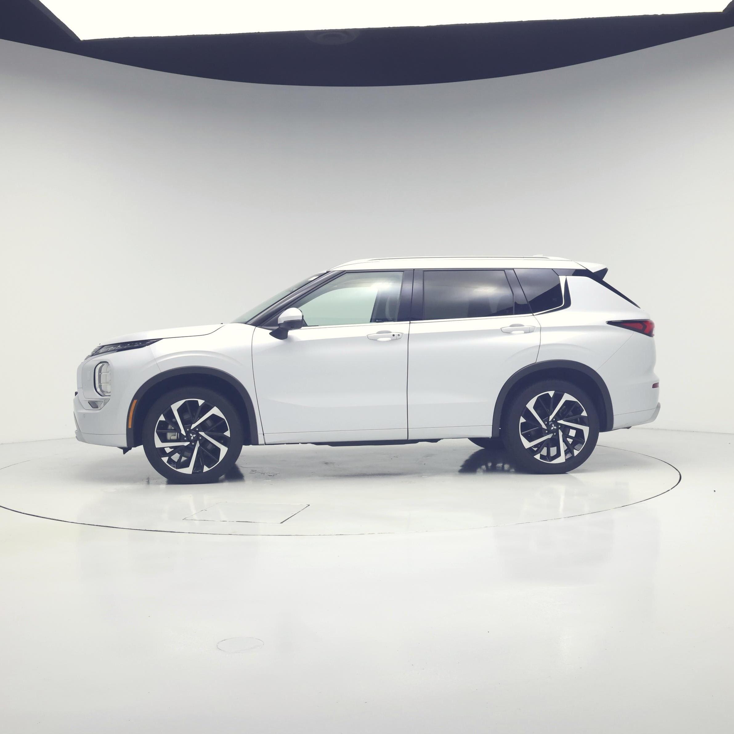 Thumbnail: 2024 Mitsubishi Outlander - 3