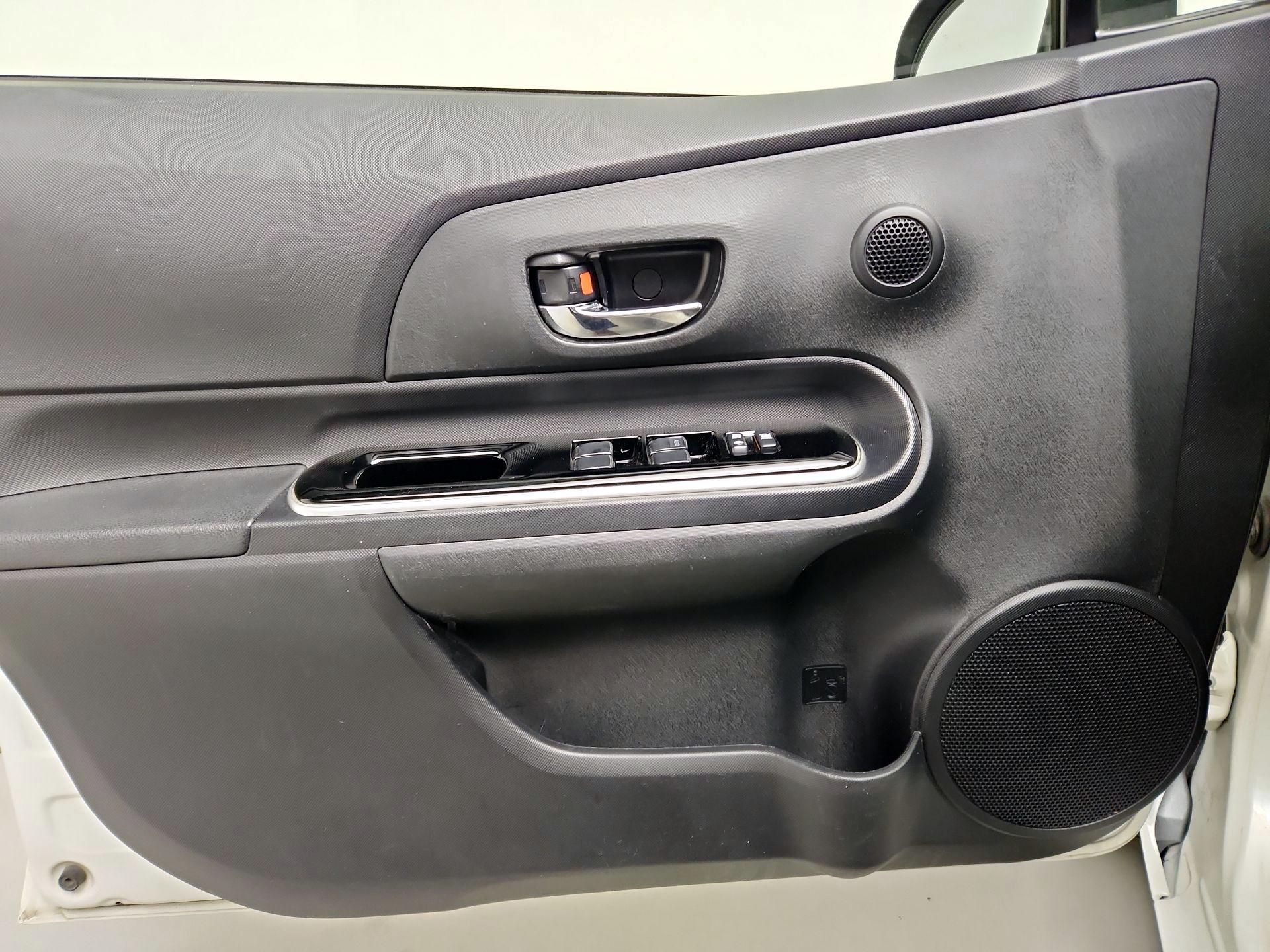 Thumbnail: 2015 Toyota Prius c - 12