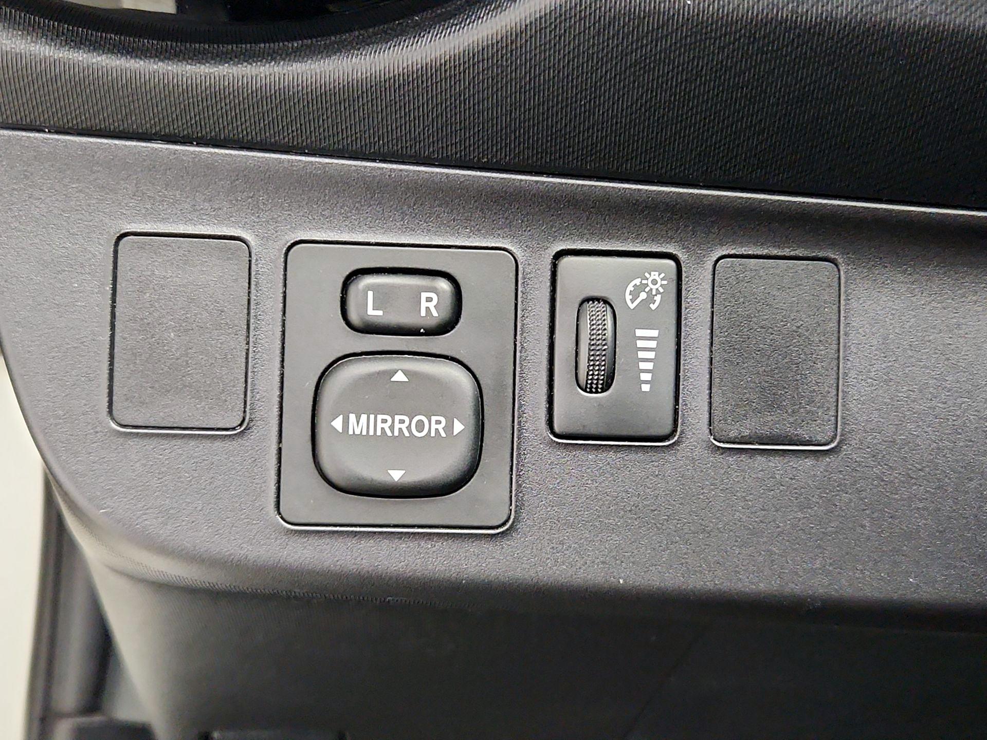 Thumbnail: 2015 Toyota Prius c - 13