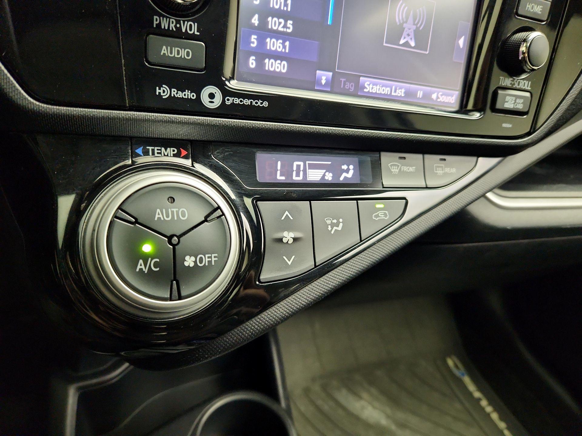 Thumbnail: 2015 Toyota Prius c - 16