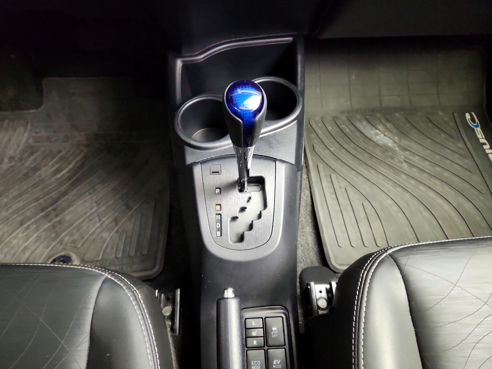 Thumbnail: 2015 Toyota Prius c - 17