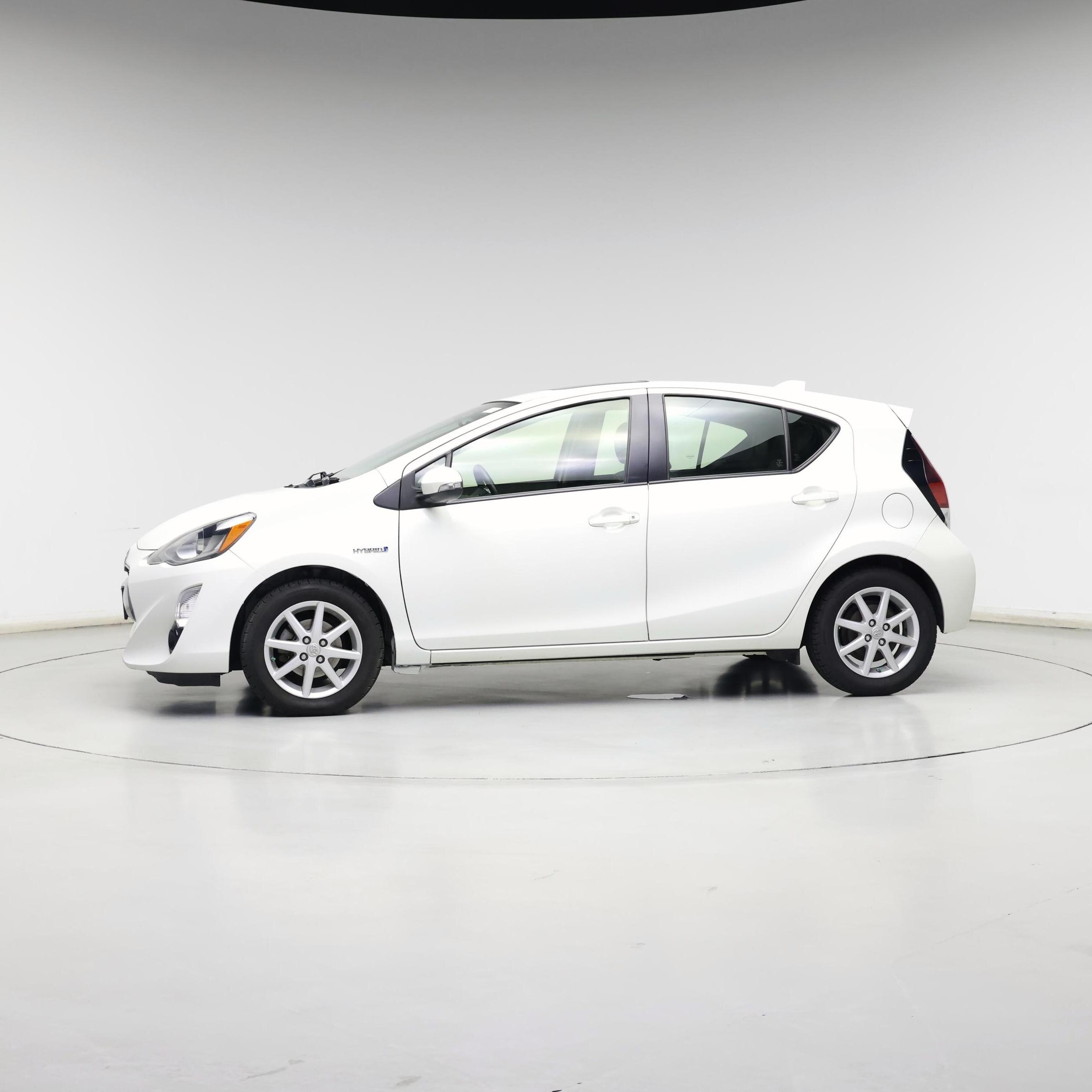 Thumbnail: 2015 Toyota Prius c - 3
