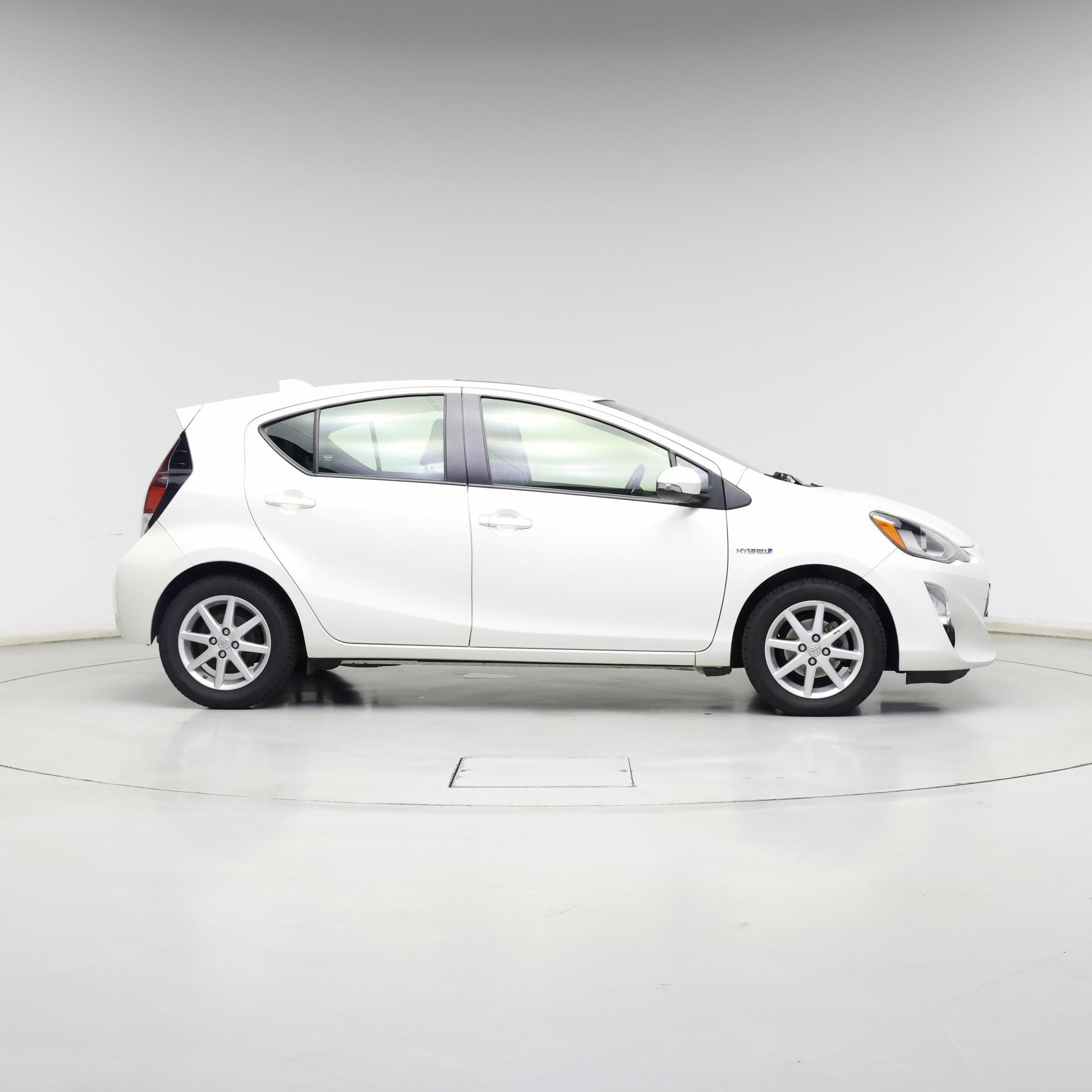 Thumbnail: 2015 Toyota Prius c - 7