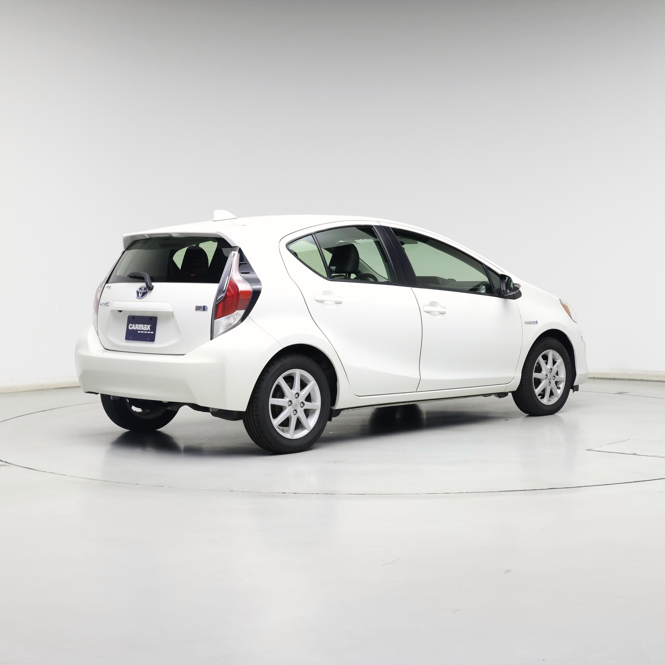 Thumbnail: 2015 Toyota Prius c - 8