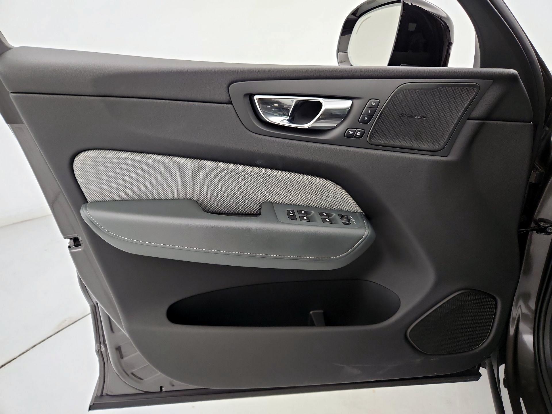 Thumbnail: 2022 Volvo XC60 - 12