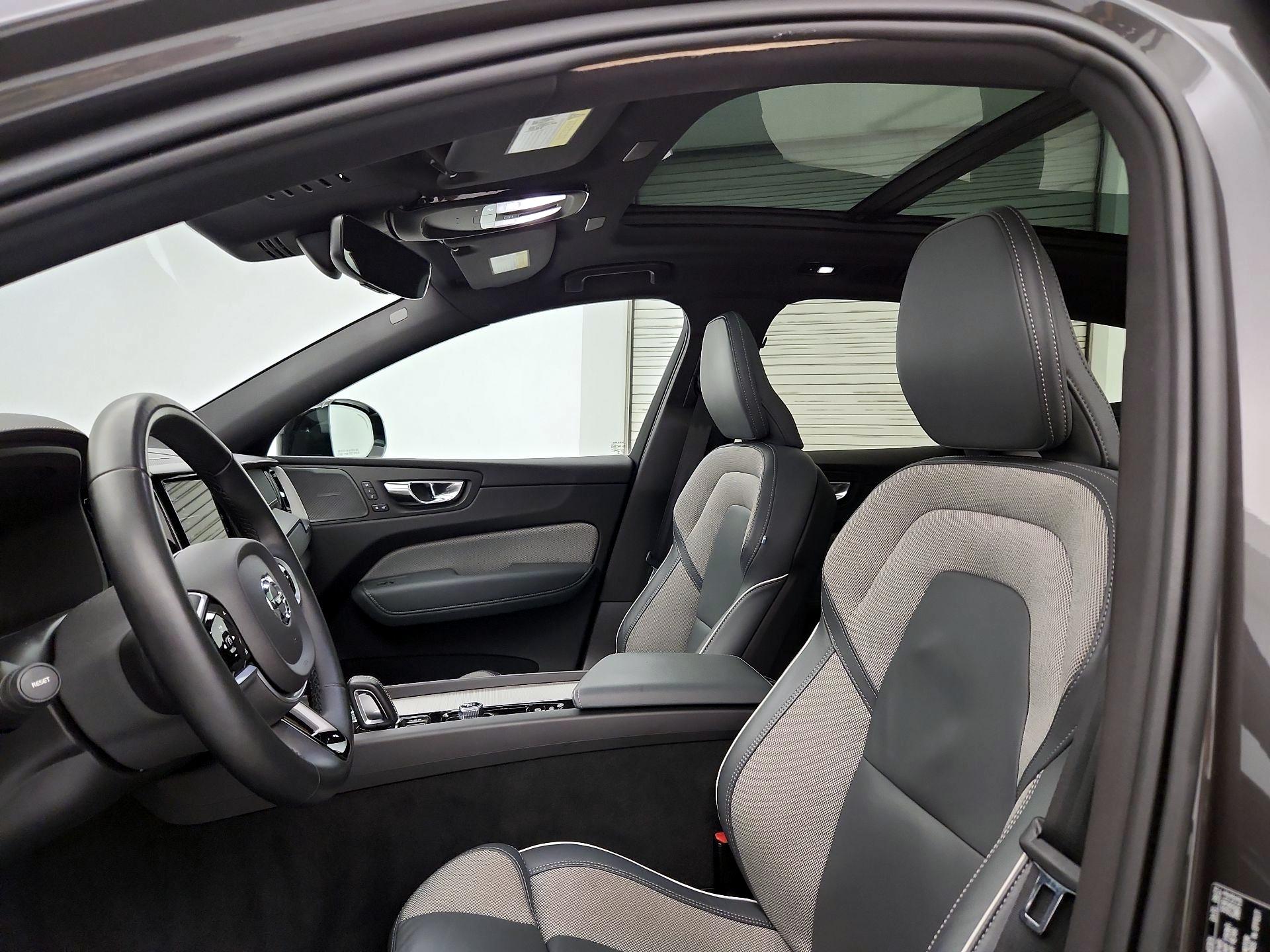 Thumbnail: 2022 Volvo XC60 - 20