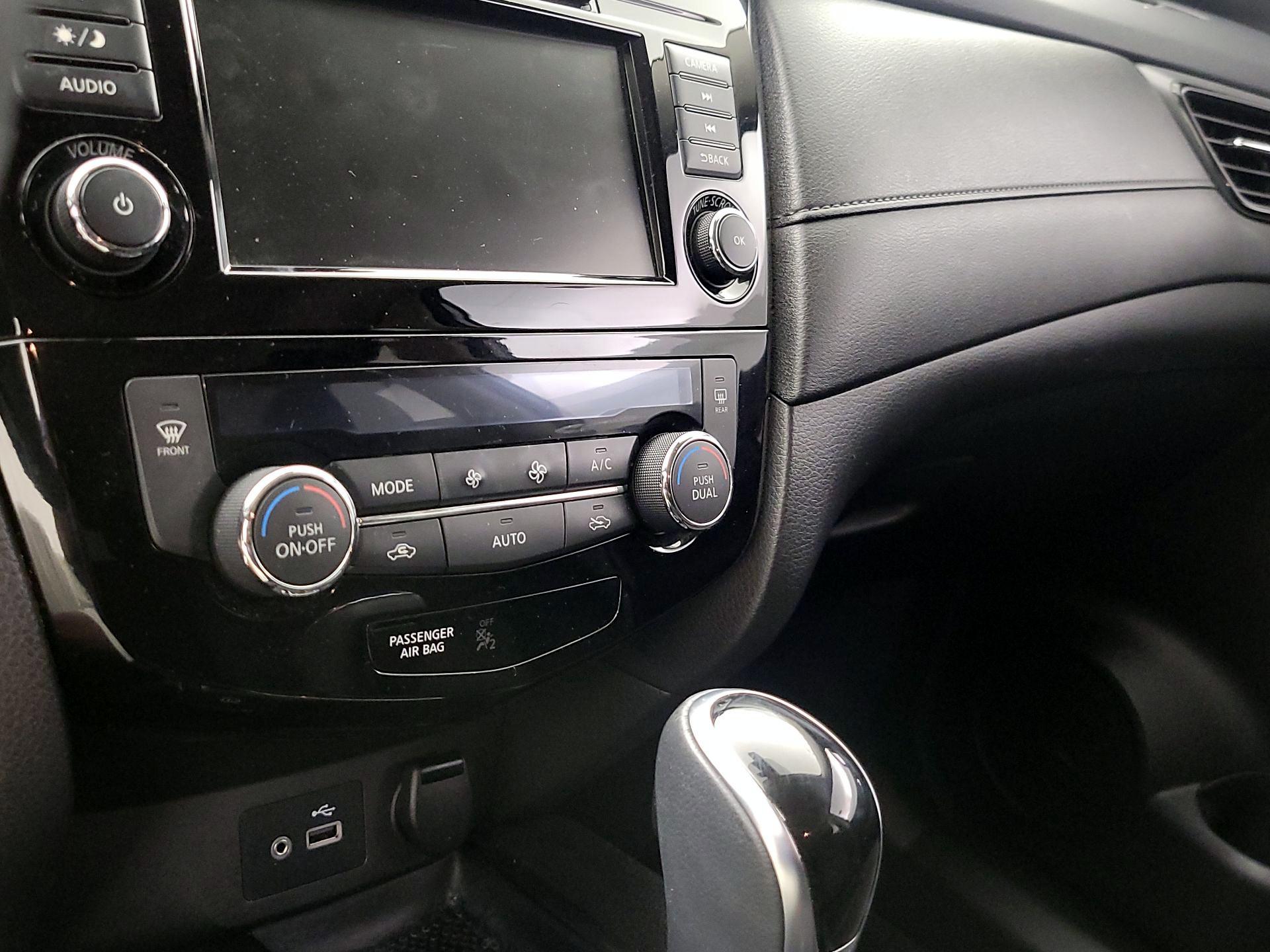 Thumbnail: 2019 Nissan Rogue - 17