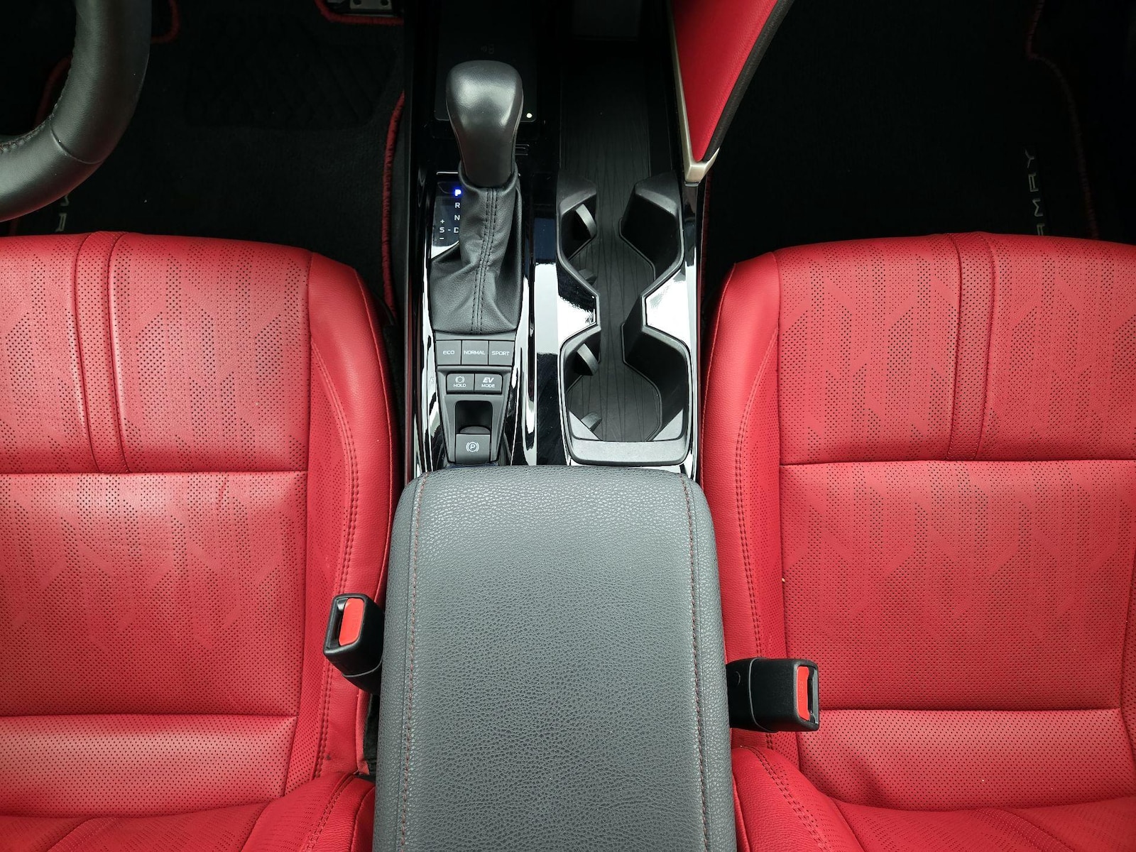 2025 Toyota Camry XSE - Photo 18