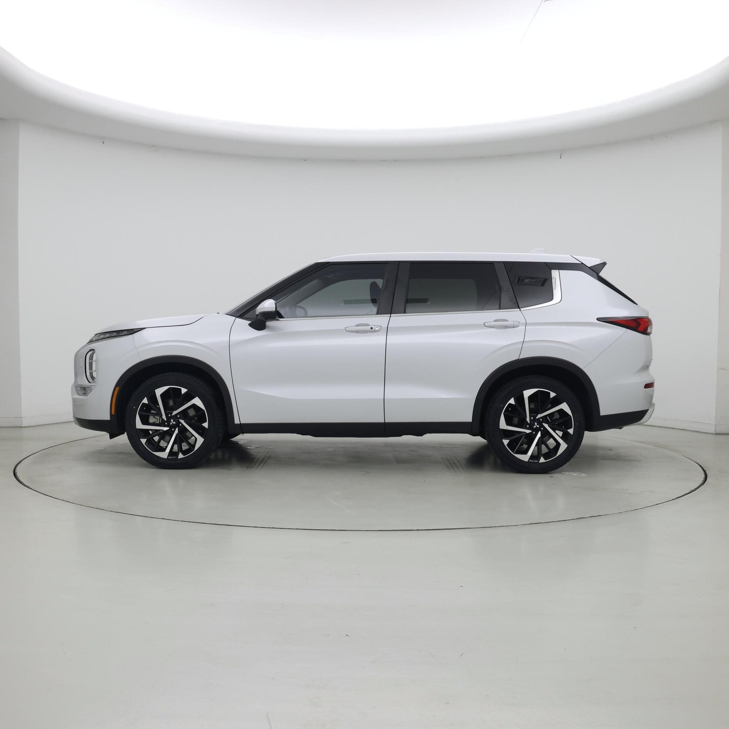 Thumbnail: 2024 Mitsubishi Outlander - 3