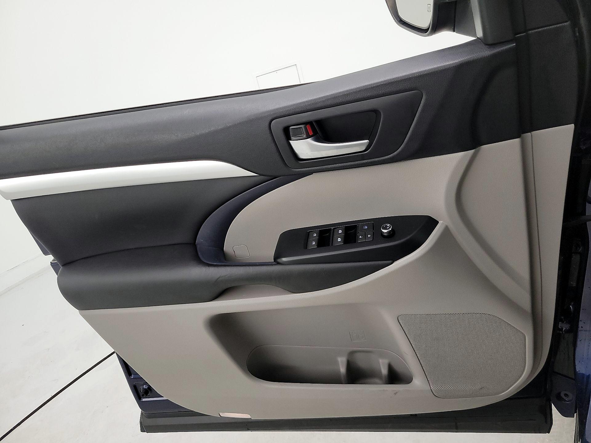 Thumbnail: 2015 Toyota Highlander - 12