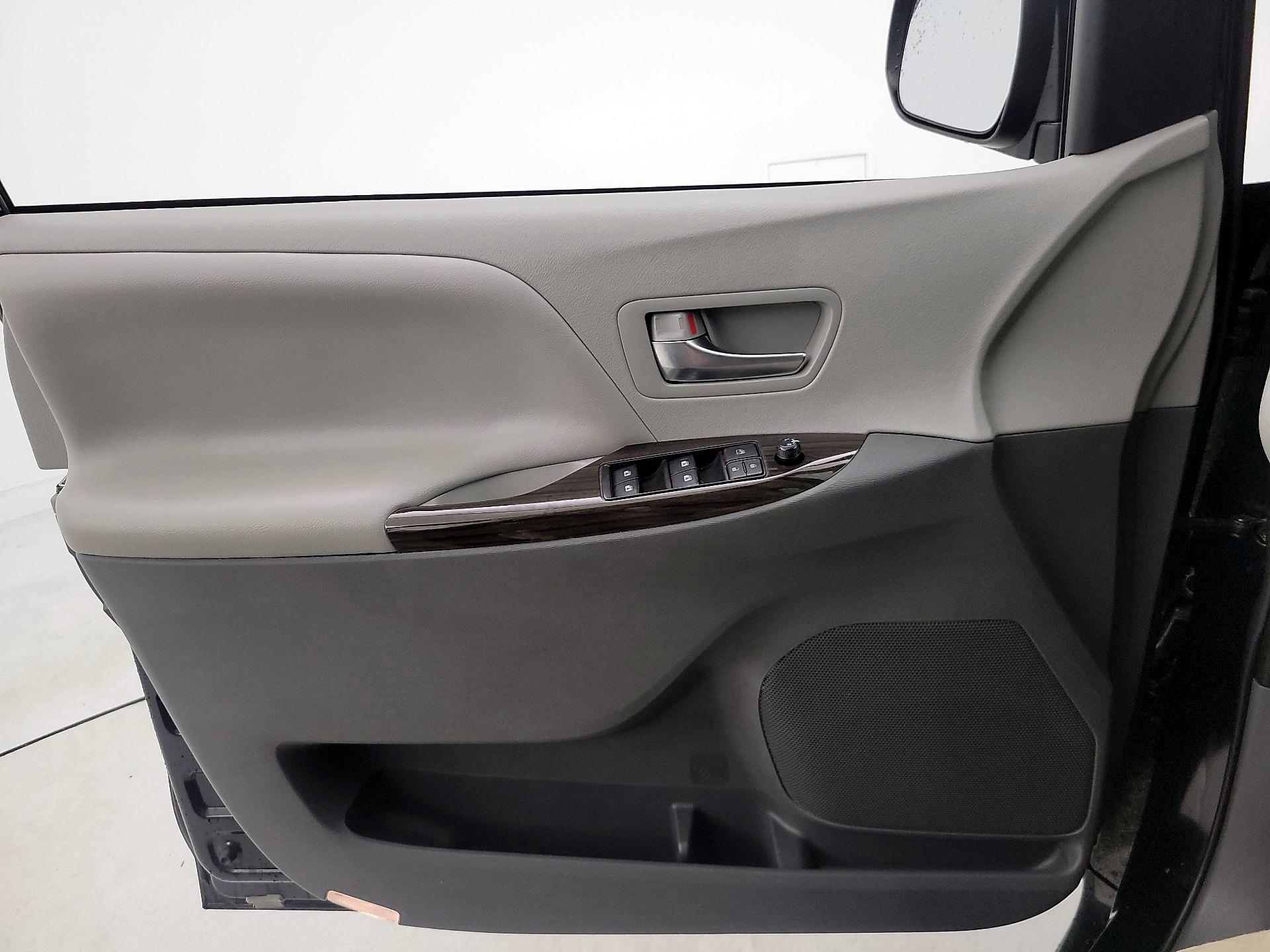 Thumbnail: 2020 Toyota Sienna - 12