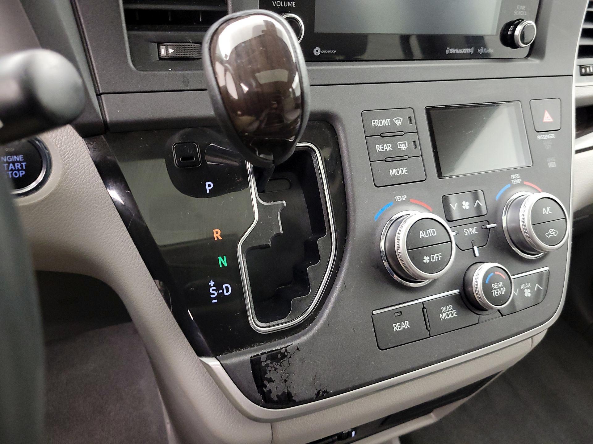 Thumbnail: 2020 Toyota Sienna - 18
