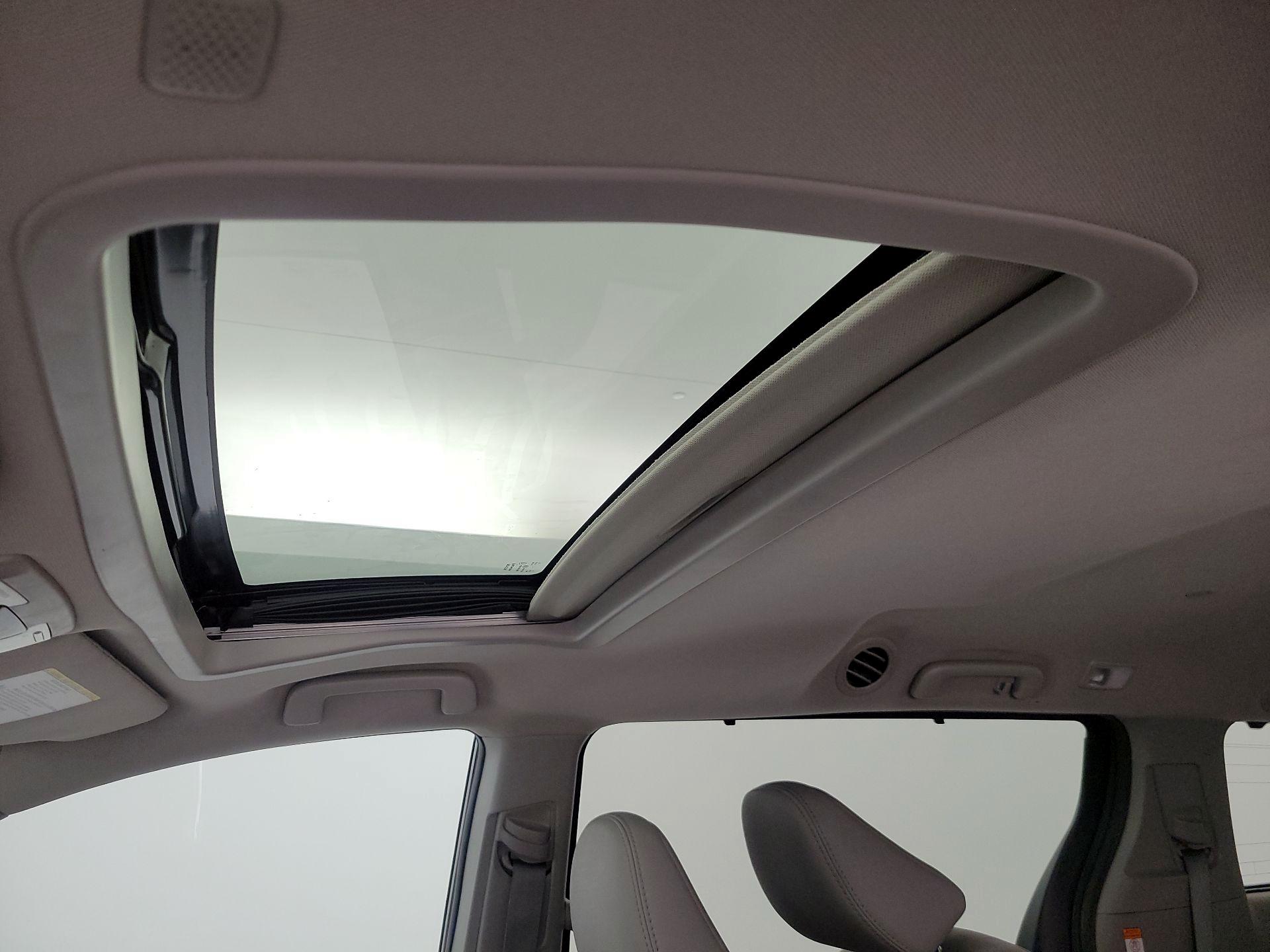 Thumbnail: 2020 Toyota Sienna - 20