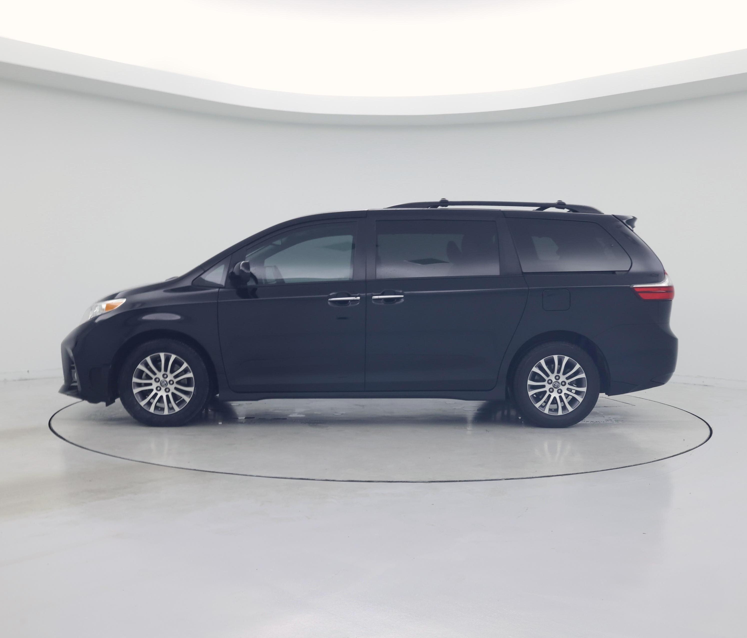 Thumbnail: 2020 Toyota Sienna - 3