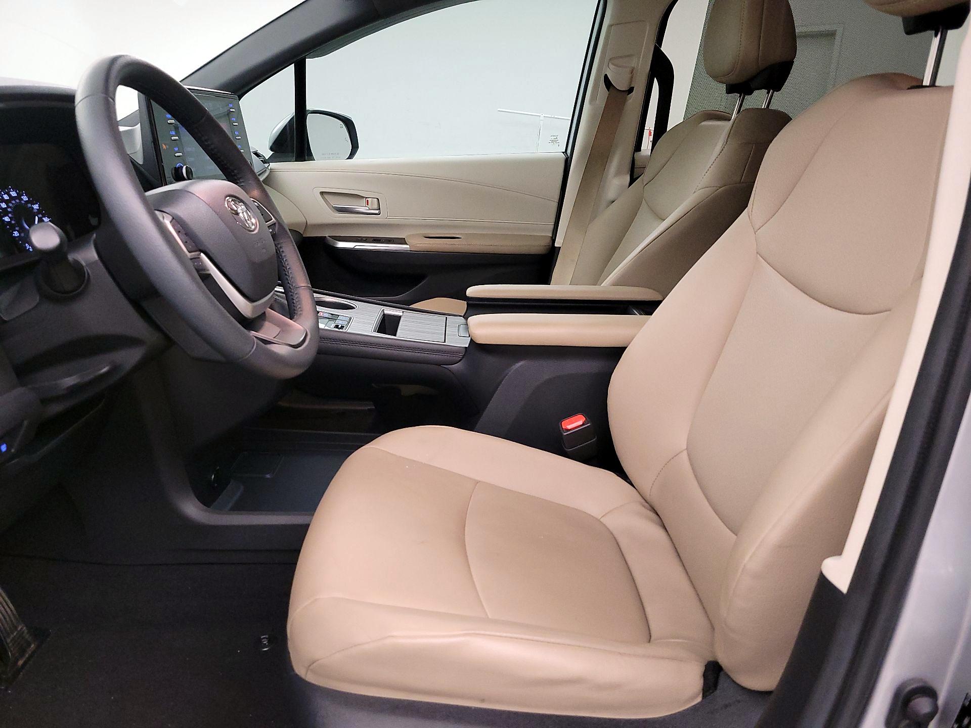Thumbnail: 2022 Toyota Sienna - 11