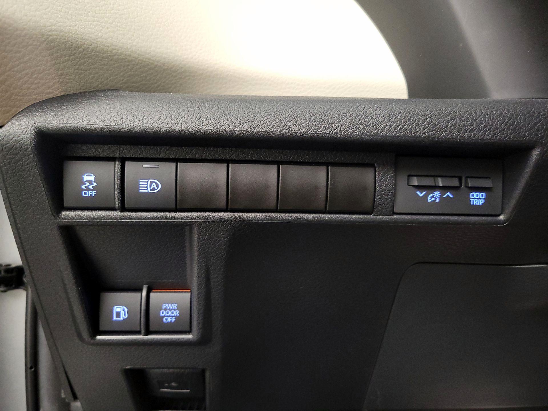 Thumbnail: 2022 Toyota Sienna - 13