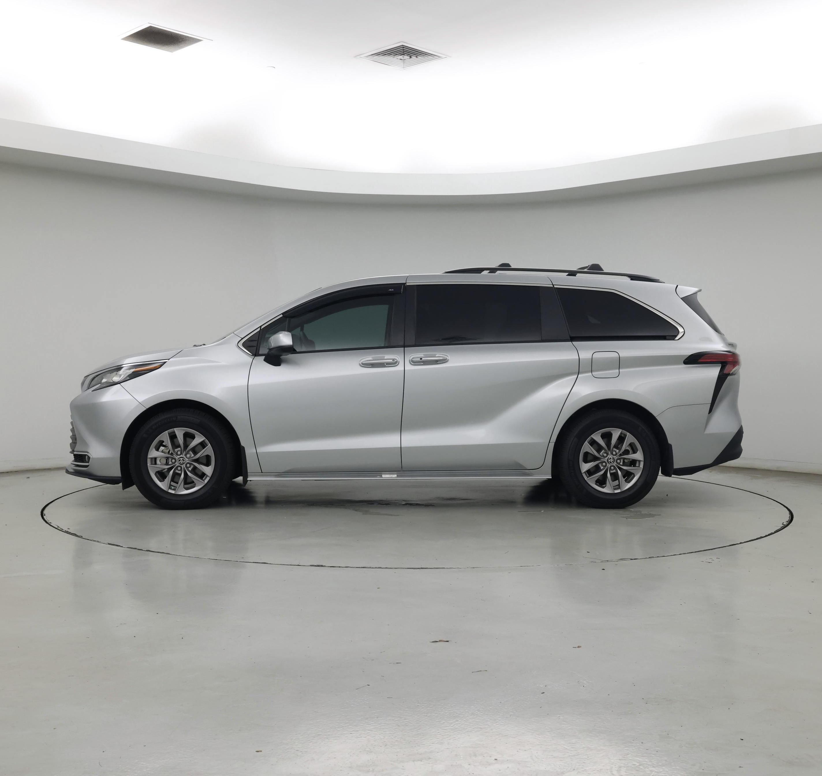 Thumbnail: 2022 Toyota Sienna - 3