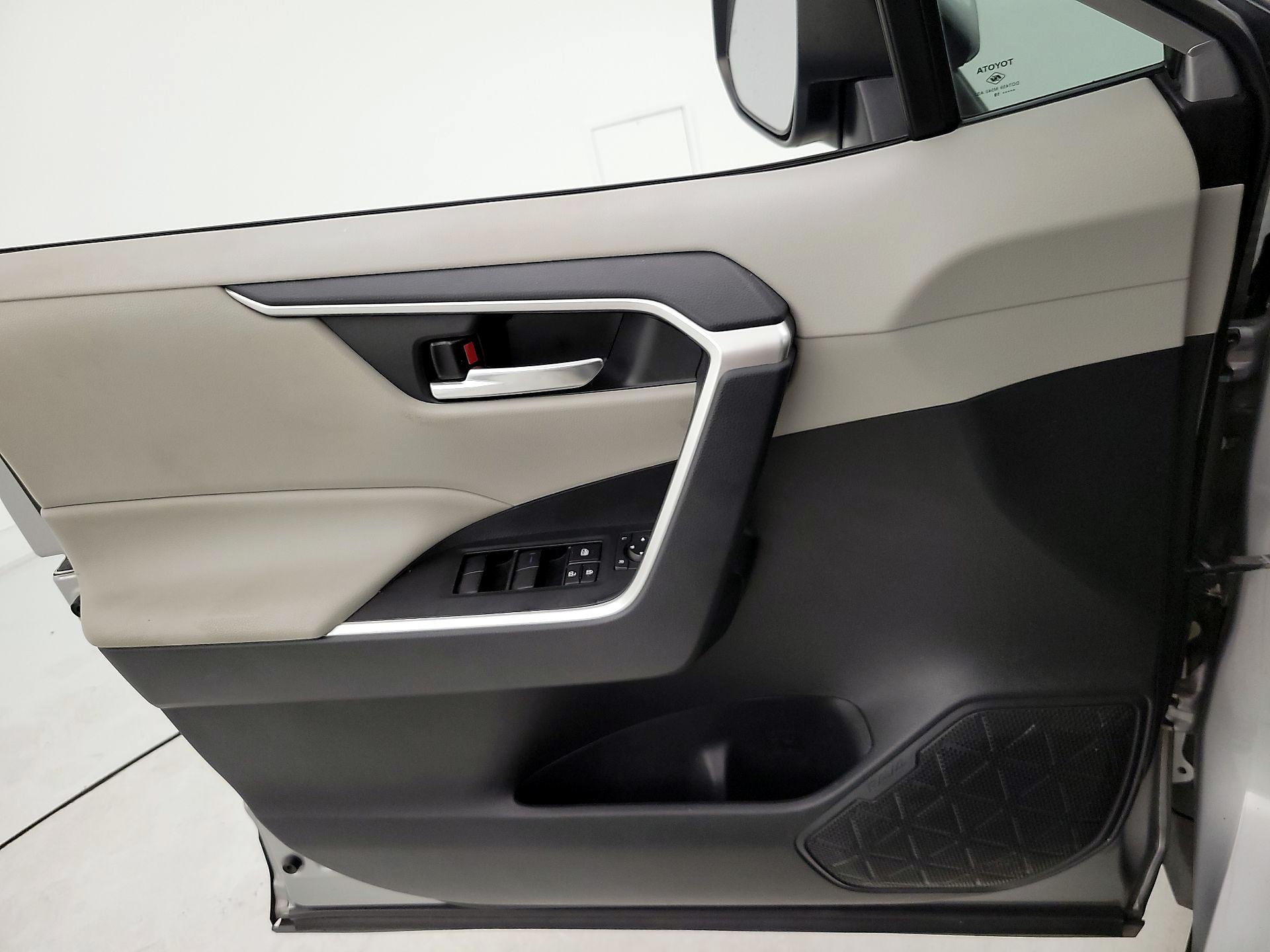 Thumbnail: 2019 Toyota RAV4 - 12