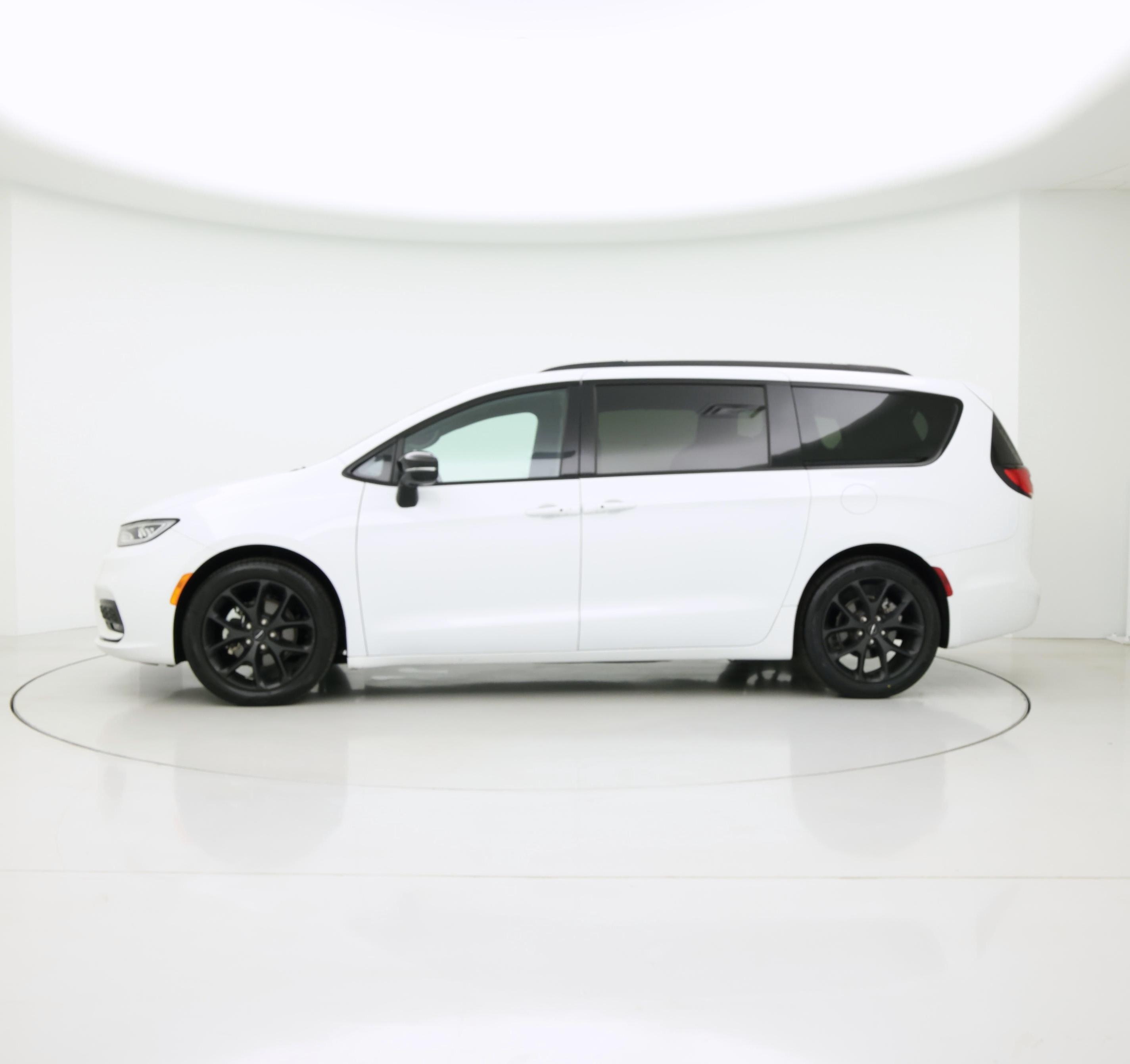 Thumbnail: 2024 Chrysler Pacifica - 3