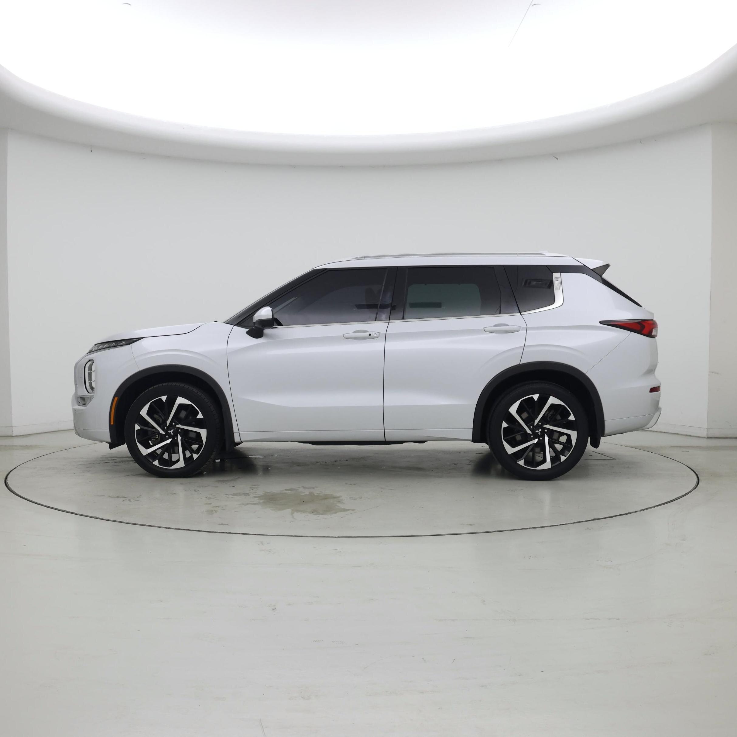 Thumbnail: 2023 Mitsubishi Outlander - 3