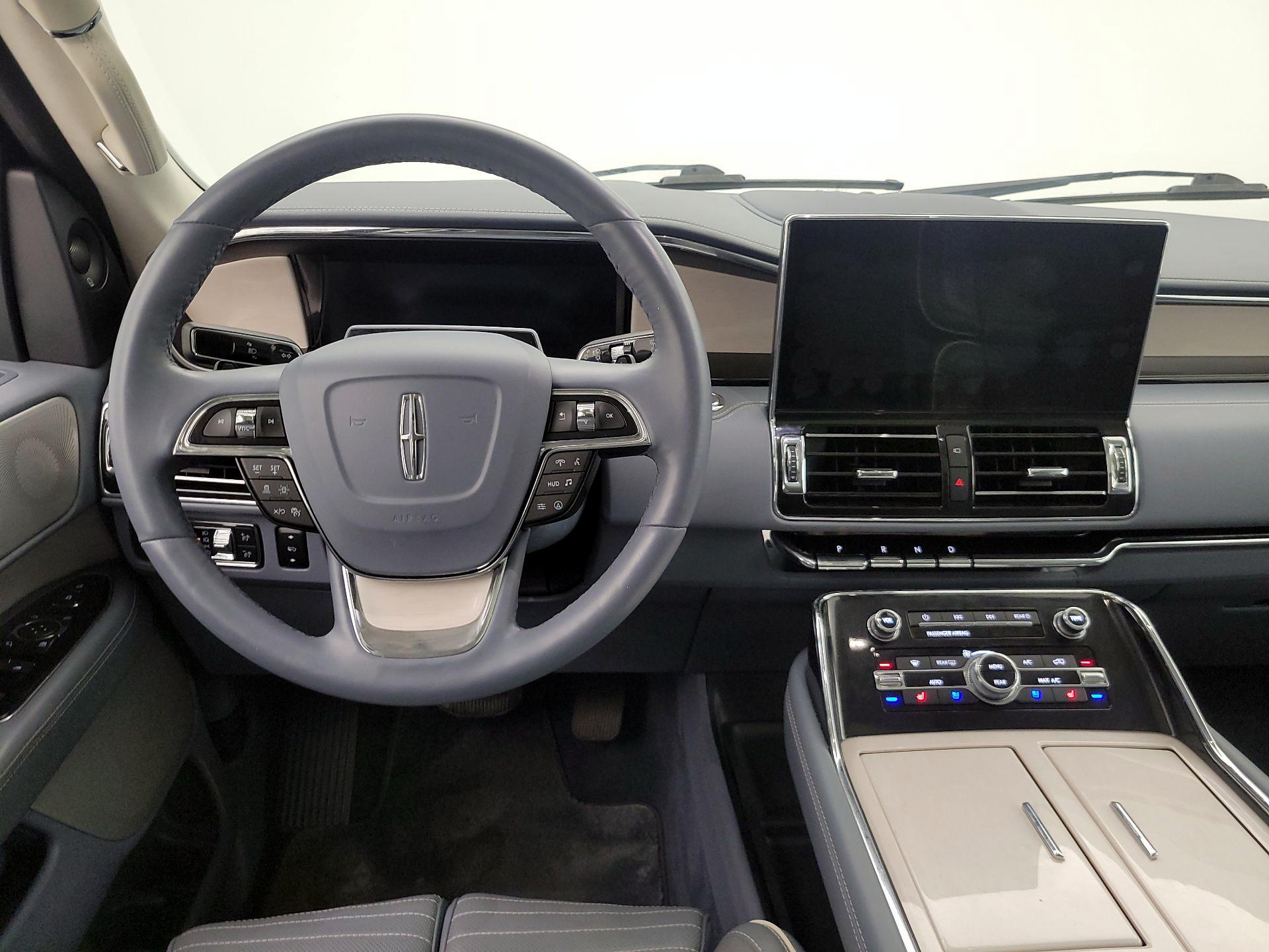 Thumbnail: 2022 Lincoln Navigator - 10