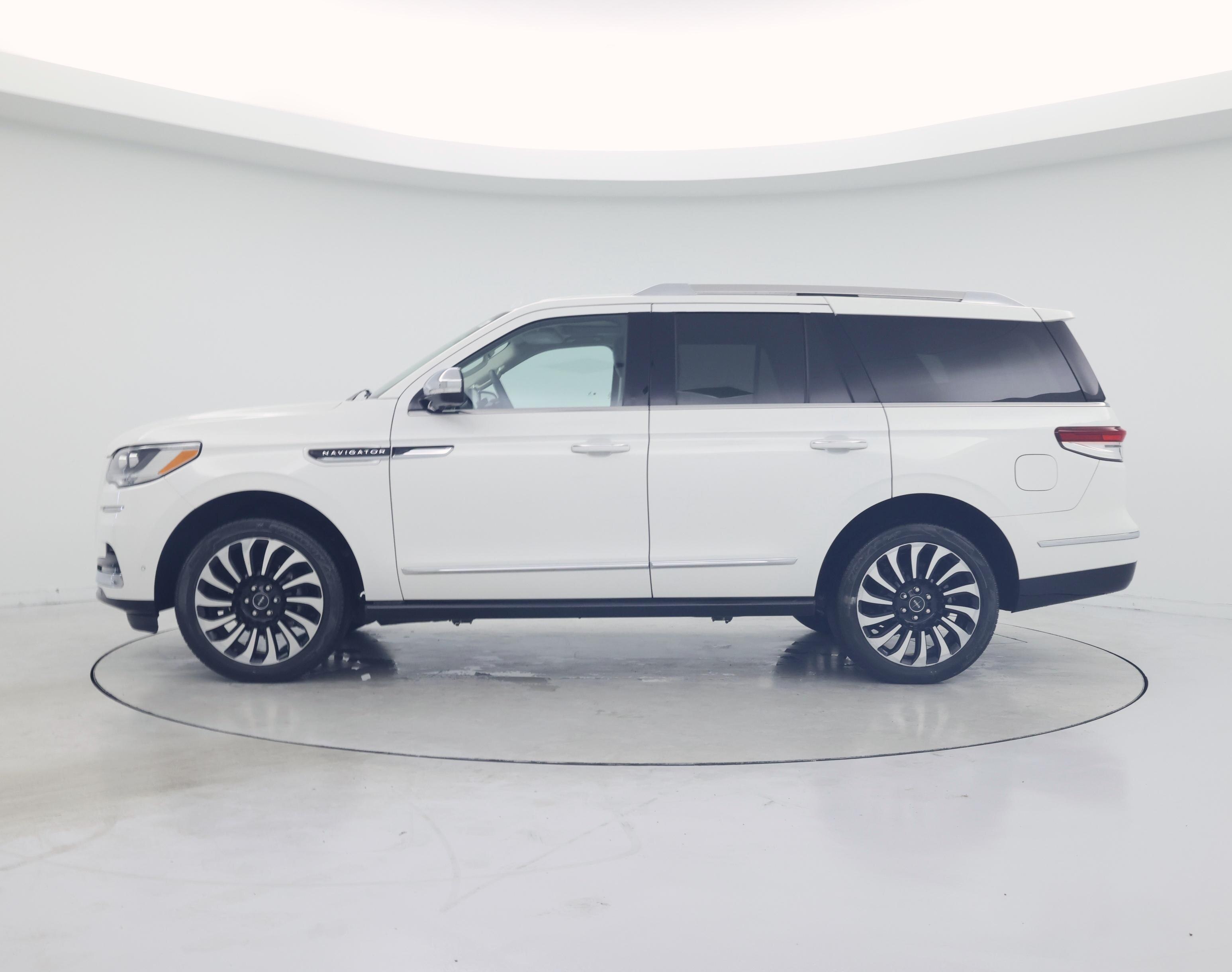 Thumbnail: 2022 Lincoln Navigator - 3