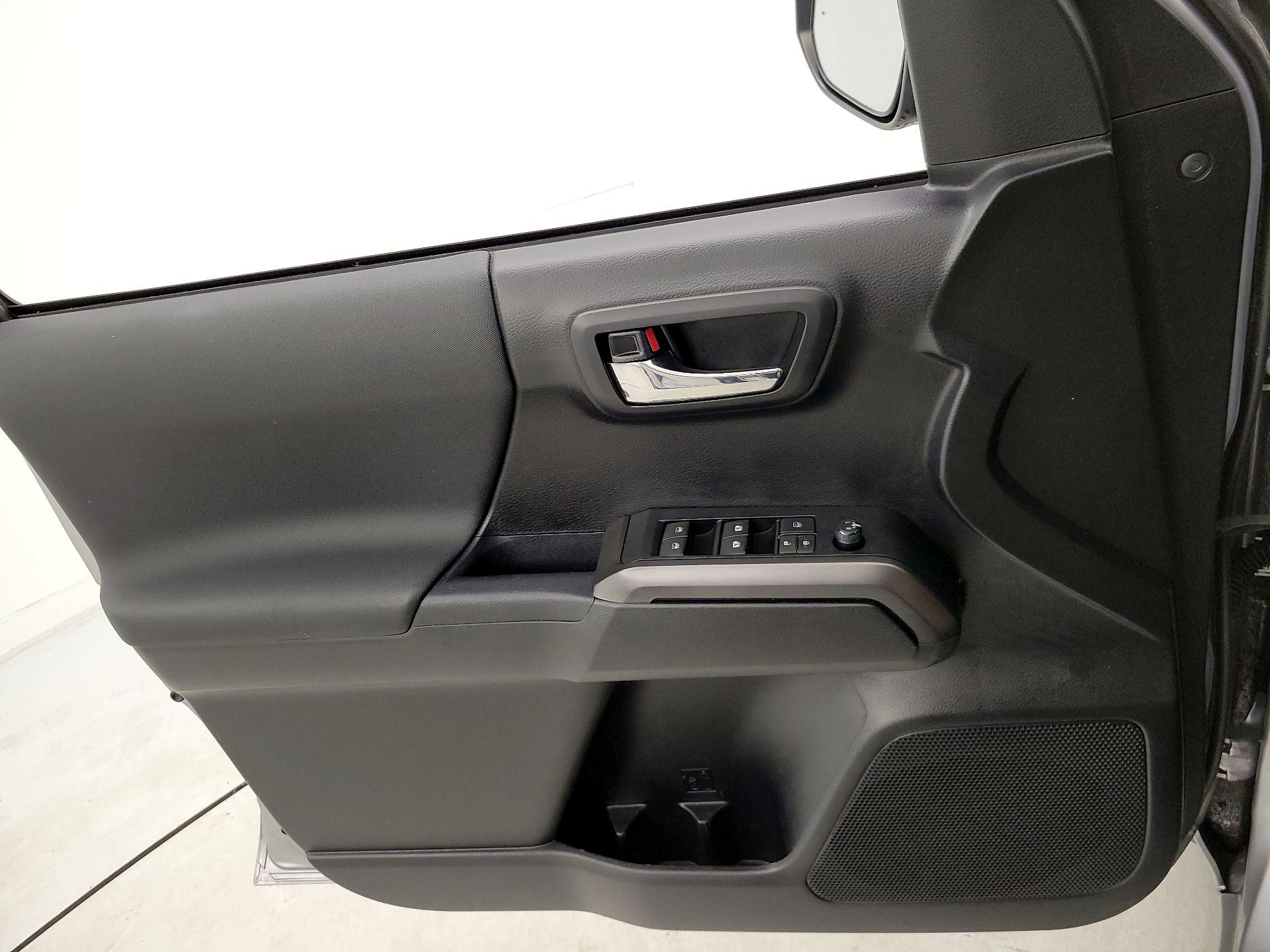 Thumbnail: 2019 Toyota Tacoma - 12