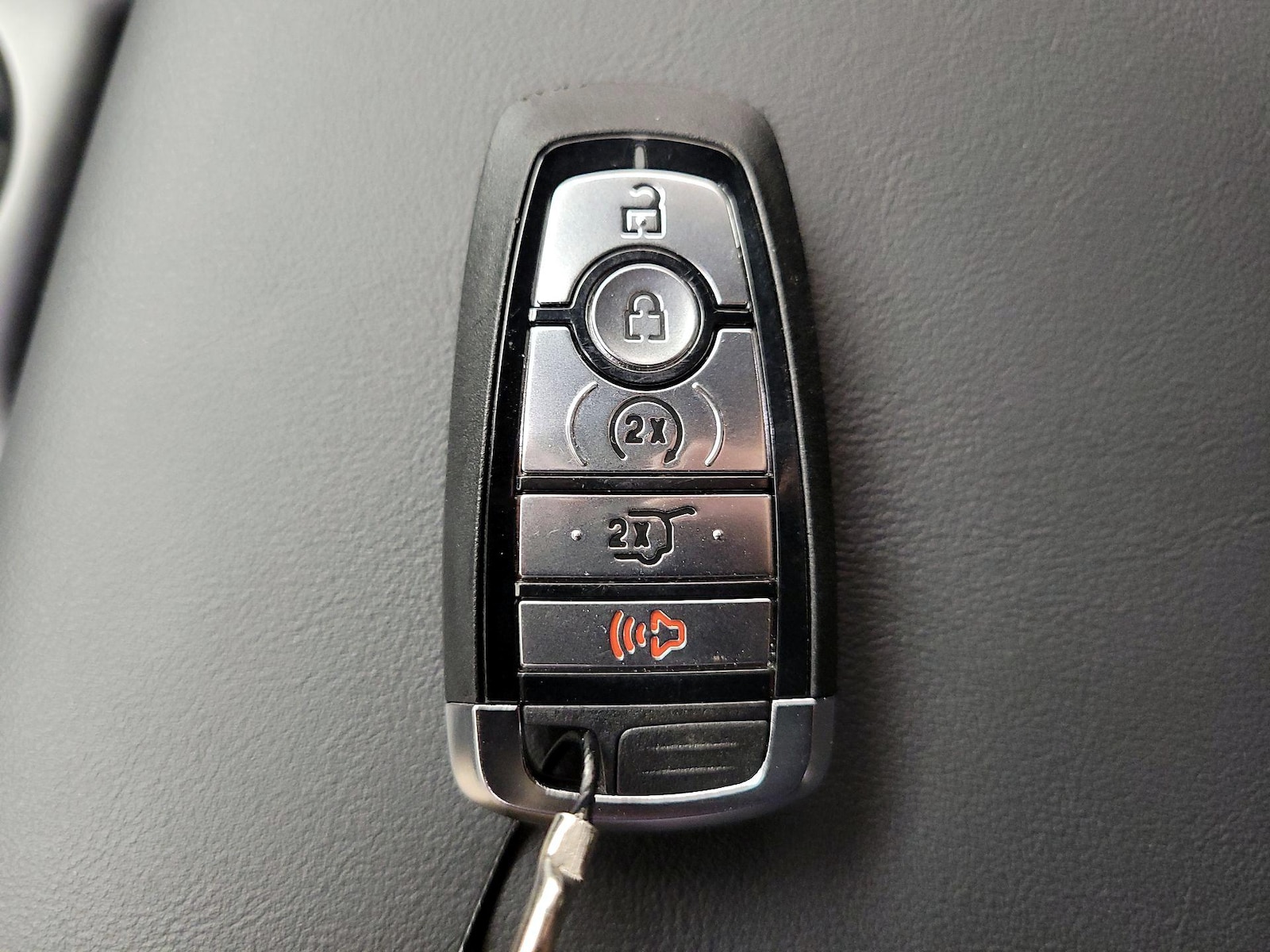 2025 Ford Explorer ST-LINE - Photo 26