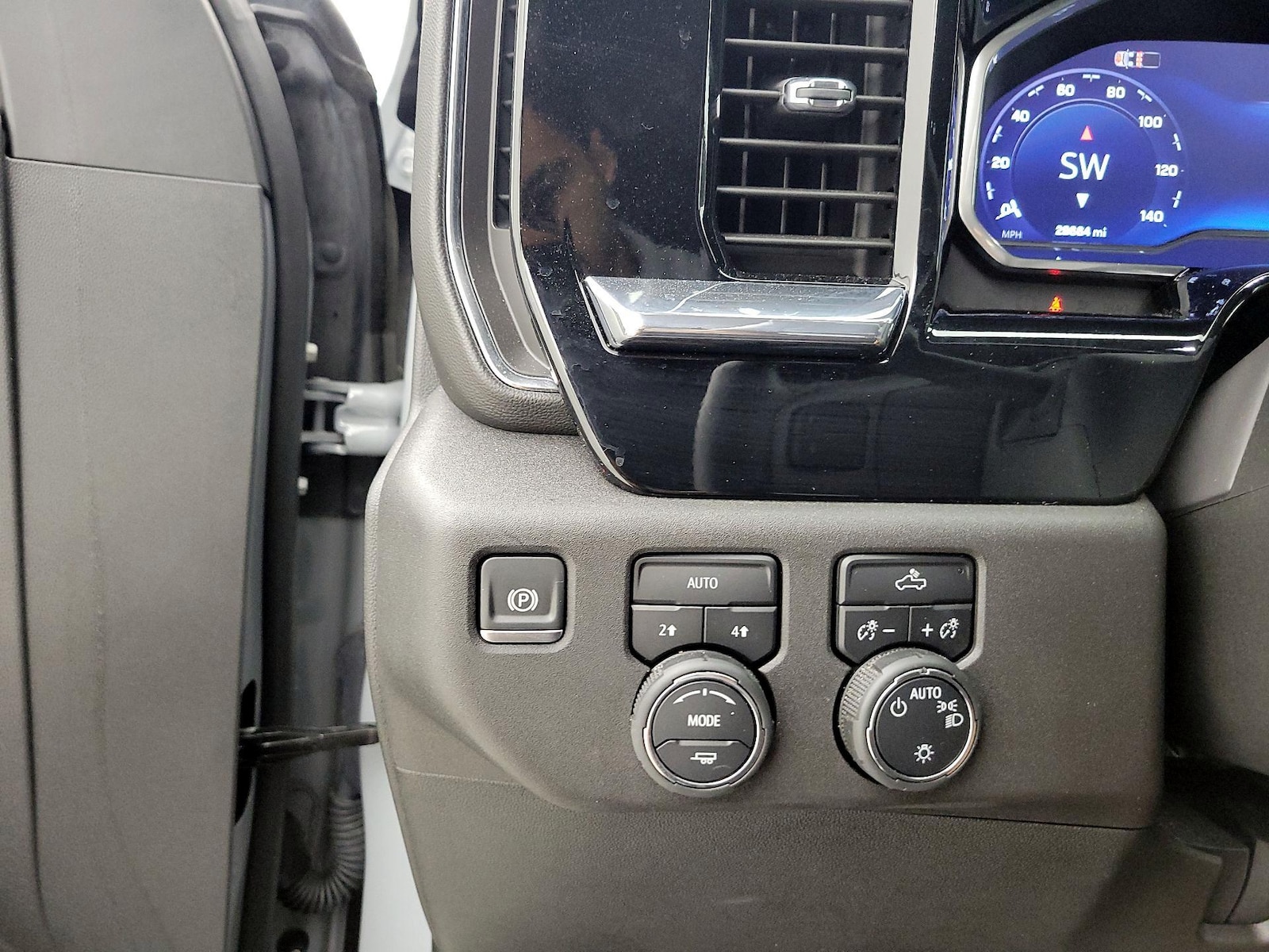 2024 Chevrolet Silverado 1500 LT - Photo 14