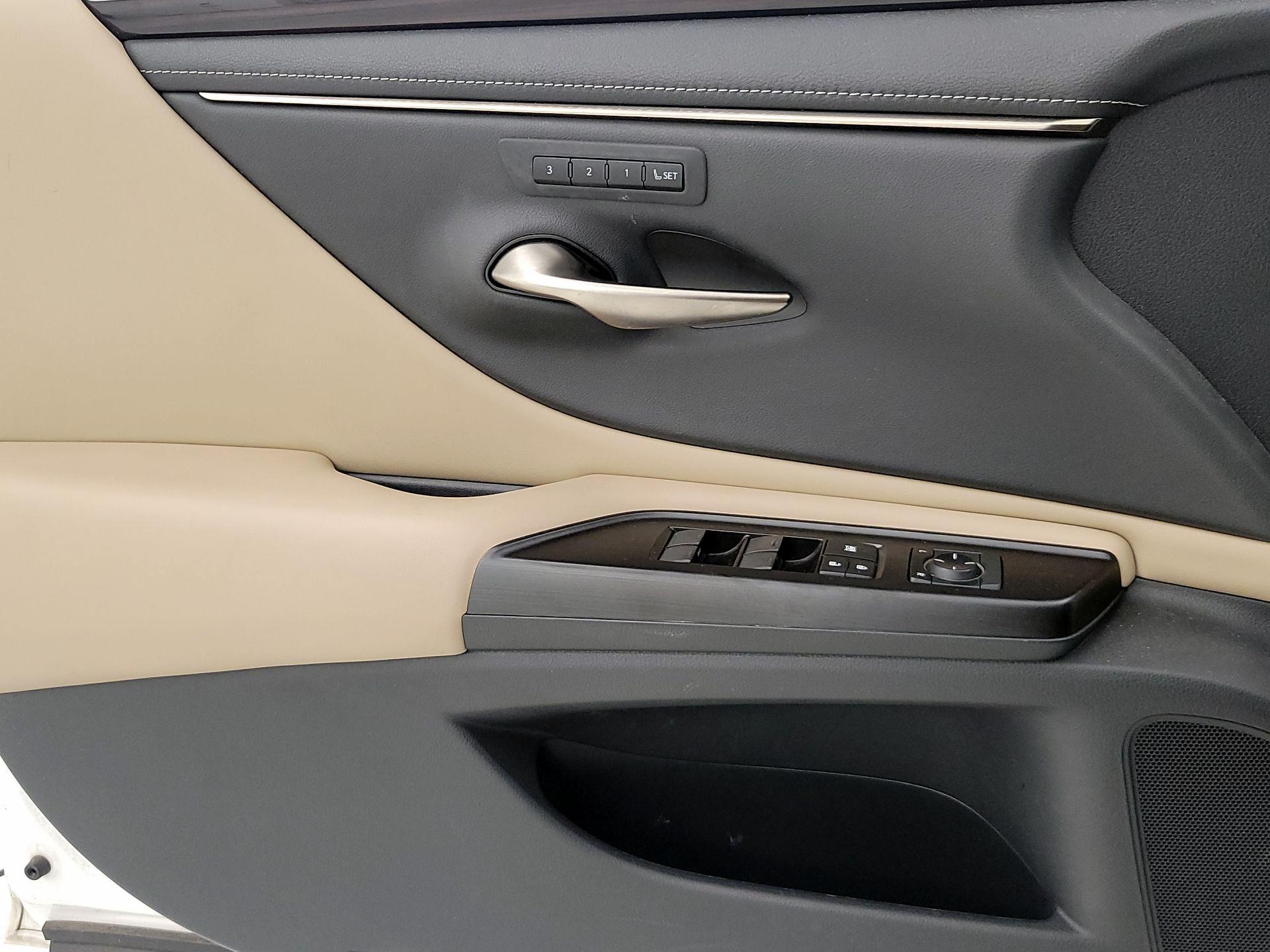 Thumbnail: 2019 Lexus ES - 12